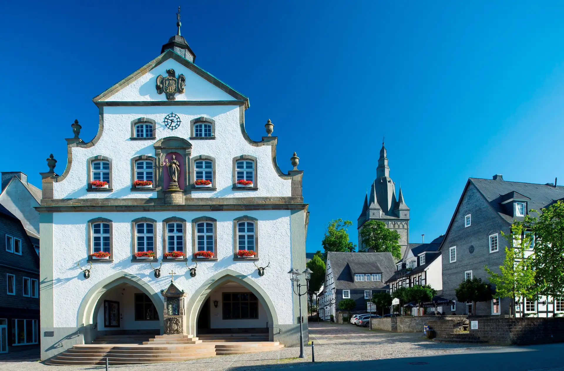Das Rathaus der Stadt Brilon im Querformat bei Tageslicht.