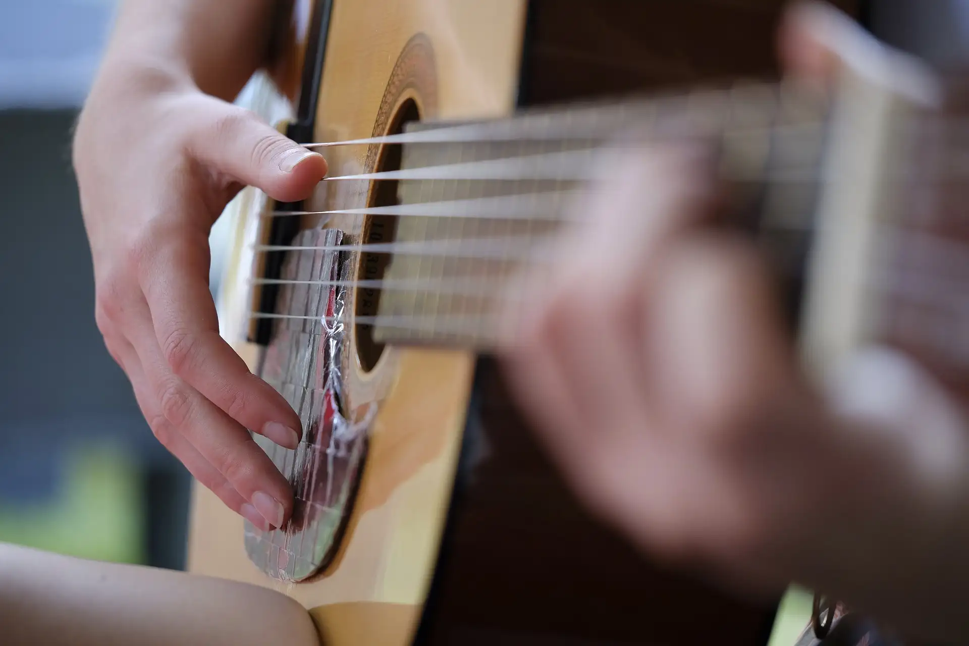 Motivgrafik mit Bezug zum Guitar-Festival; ein Gitarrenmotiv ist erkennbar.