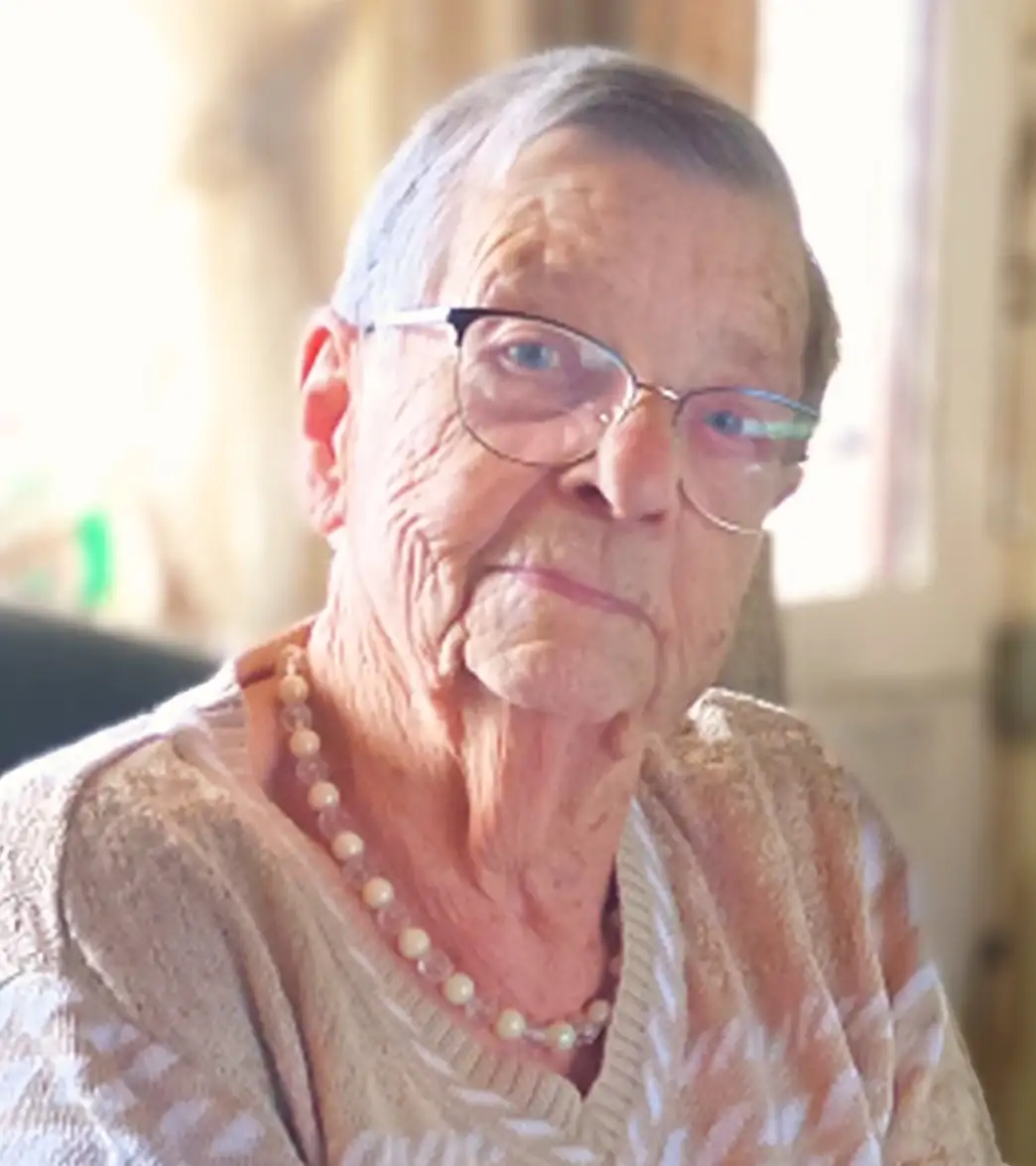 Erika Leuchtenberger an ihrem 95. Geburtstag, besucht von der stellvertretenden Bürgermeisterin Ulrike Plitt.