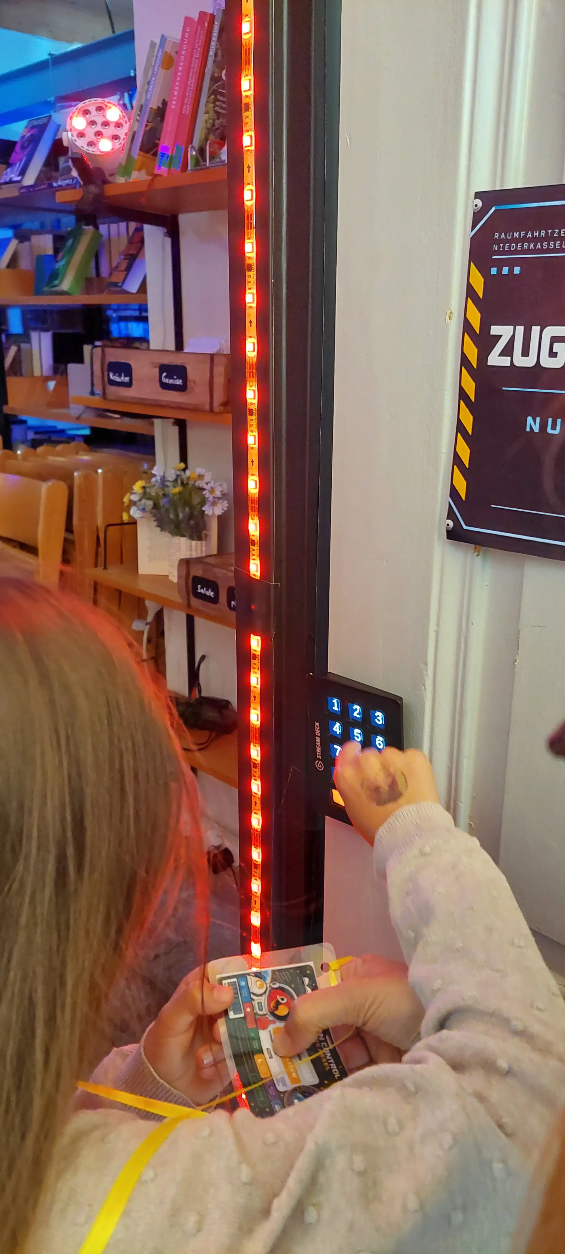 Einlass an einer Tür mit Zahlencode-Aufkleber.