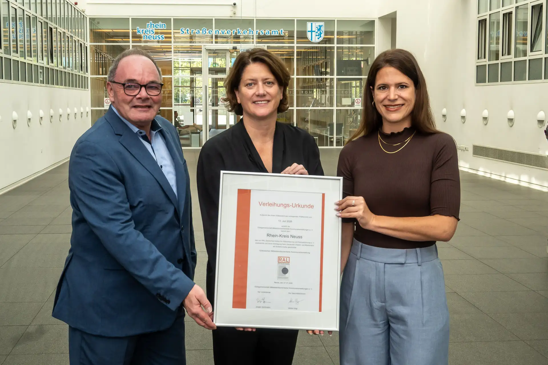 V.l.: Robert Abts (Leiter der impuls.RheinKreisNeuss Wirtschaftsförderung), Landrätin Katharina Reinhold und Alana Voigt, Geschäftsführerin der RAL-Gütegemeinschaft, freuen sich, dass der Rhein-Kreis Neuss erneut als „Mittelstandsorientierte Kommunalverwaltung“ zertifiziert worden ist.
