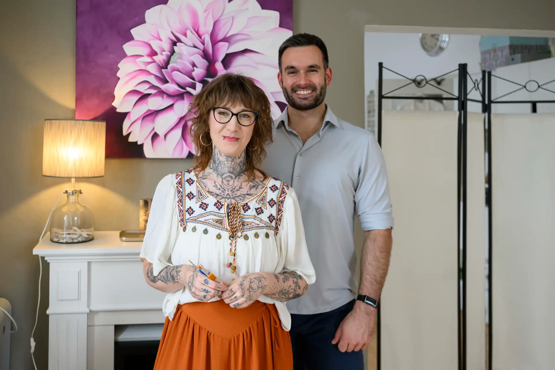 Erfolgreicher Gründungs.Impuls: Lisa Wieland vom „Soul Skin Bodypainting“-Studio und Christian Schieren, Leiter des Startercenter NRW Rhein-Kreis Neuss.