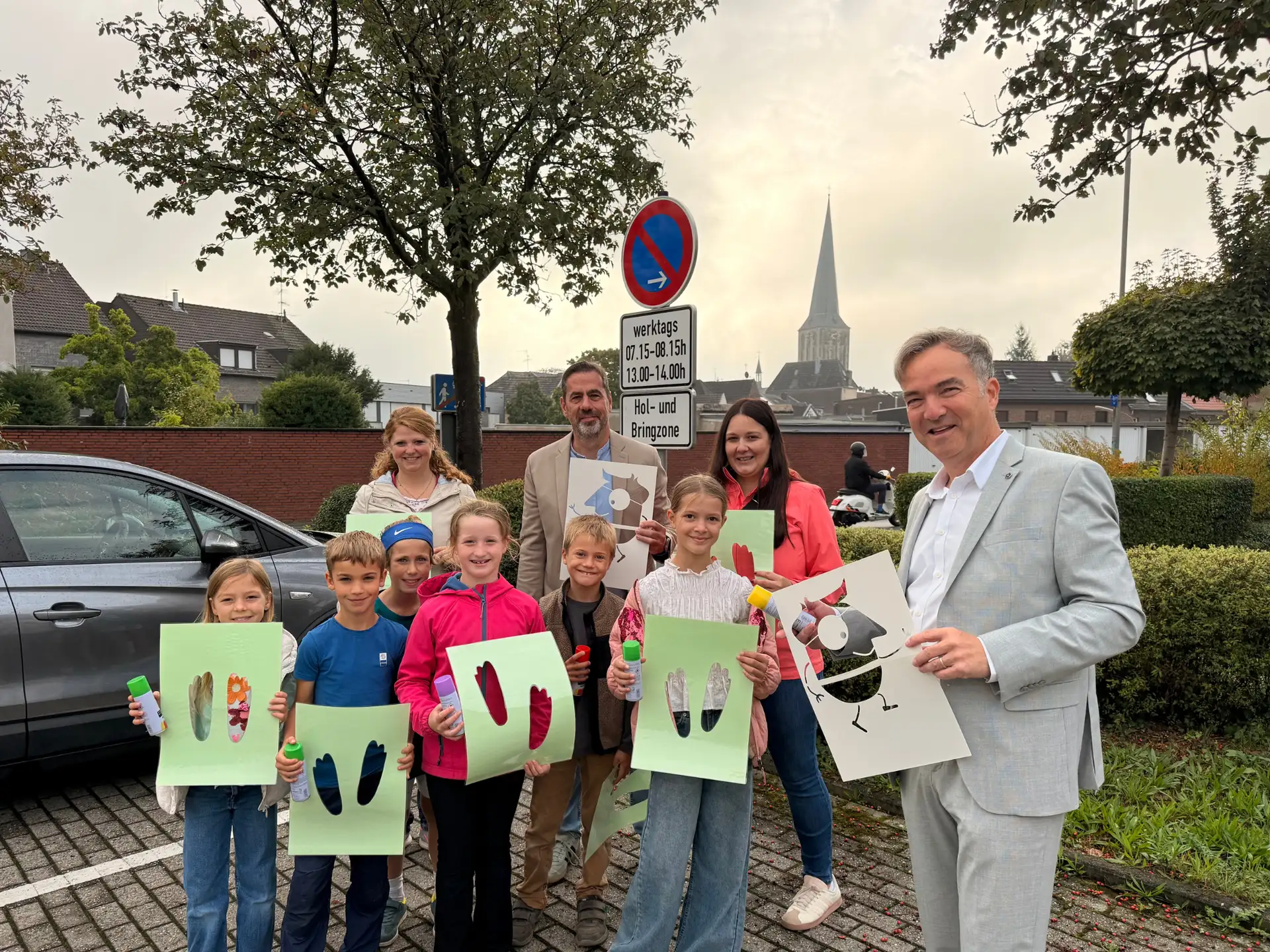 Farbig markierte Fußabdrücke zeigen den Weg von einer Hol- und Bringzone zu einer Schule.