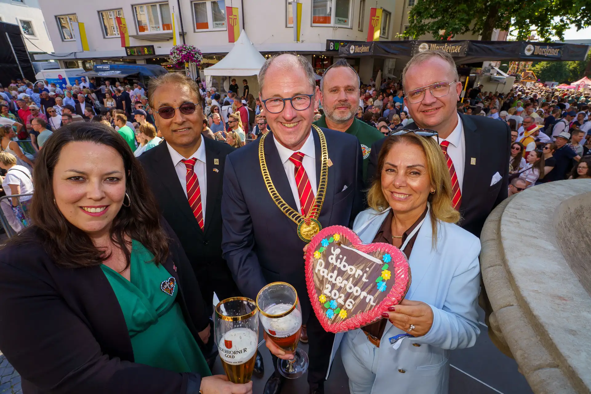 Vertreter der Paderborner Partnerstädte und Bürgermeister Stefan-Oliver Strate bei der Libori-Eröffnung vor dem Rathaus