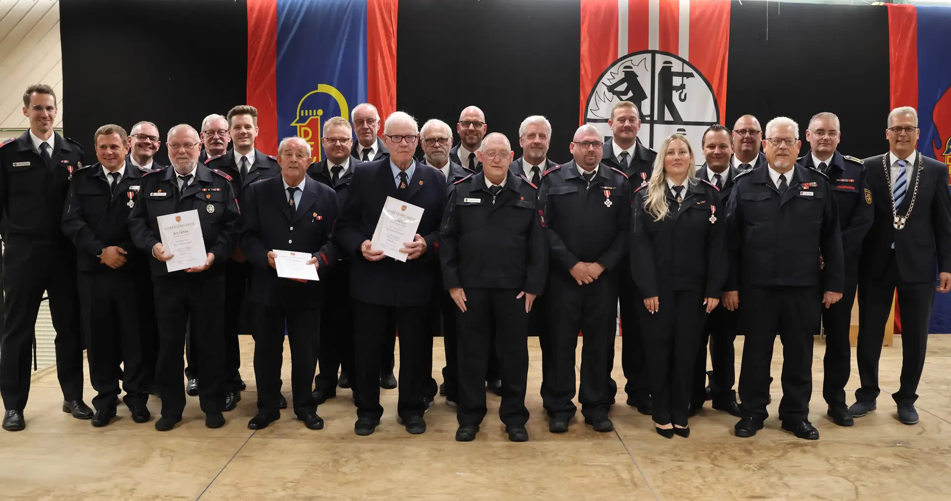 Gruppenbild mit den Geehrten: Bei der diesjährigen Feuerwehr-Jubilarehrung in der Schwerfener Schützenhalle konnte Bürgermeister Ulf Hürtgen (r.) insgesamt 29 Feuerwehrleute für 25, 35, 40, 50 und 60 Jahre Treue zur Feuerwehr auszeichnen.