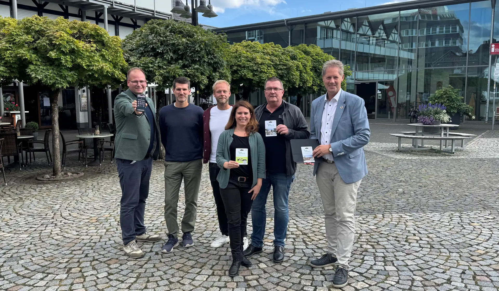 Foto PM blbsmart: Eine Stadt geht App": Bürgermeister Volker Sonneborn, Andreas Bernshausen (embe consult und BLB-Tourismus GmbH), Colette Siebert (Leiterin Stabsabteilung Regionalentwicklung der Stadt Bad Berleburg), Yannik Lückel (embe consult), Jan Henkel (embe consult) und Timo Karl (Stabsabteilung Presse- und Öffentlichkeitsarbeit der Stadt Bad Berleburg/v.r) stellten gemeinsam blb-smart vor.