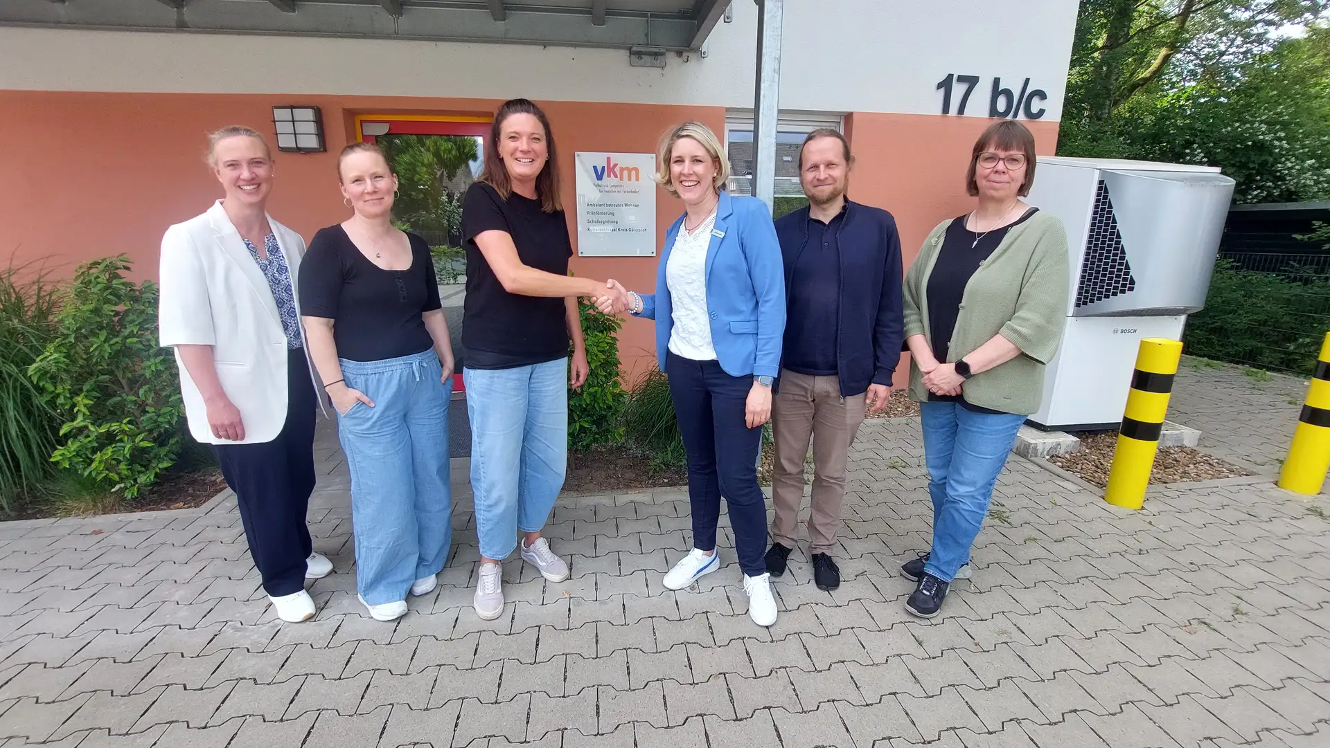 Freuen sich über die Fortführung der Zusammenarbeit: (v.l.) Christina Gößling-Arnold (VHS), Brit Popp (VKM), Tina Begenat (VKM), Désirée Solle (Leiterin der VHS), Dr. Dennis Köthemann (VHS) und Irmhild Plauschinn (VHS).