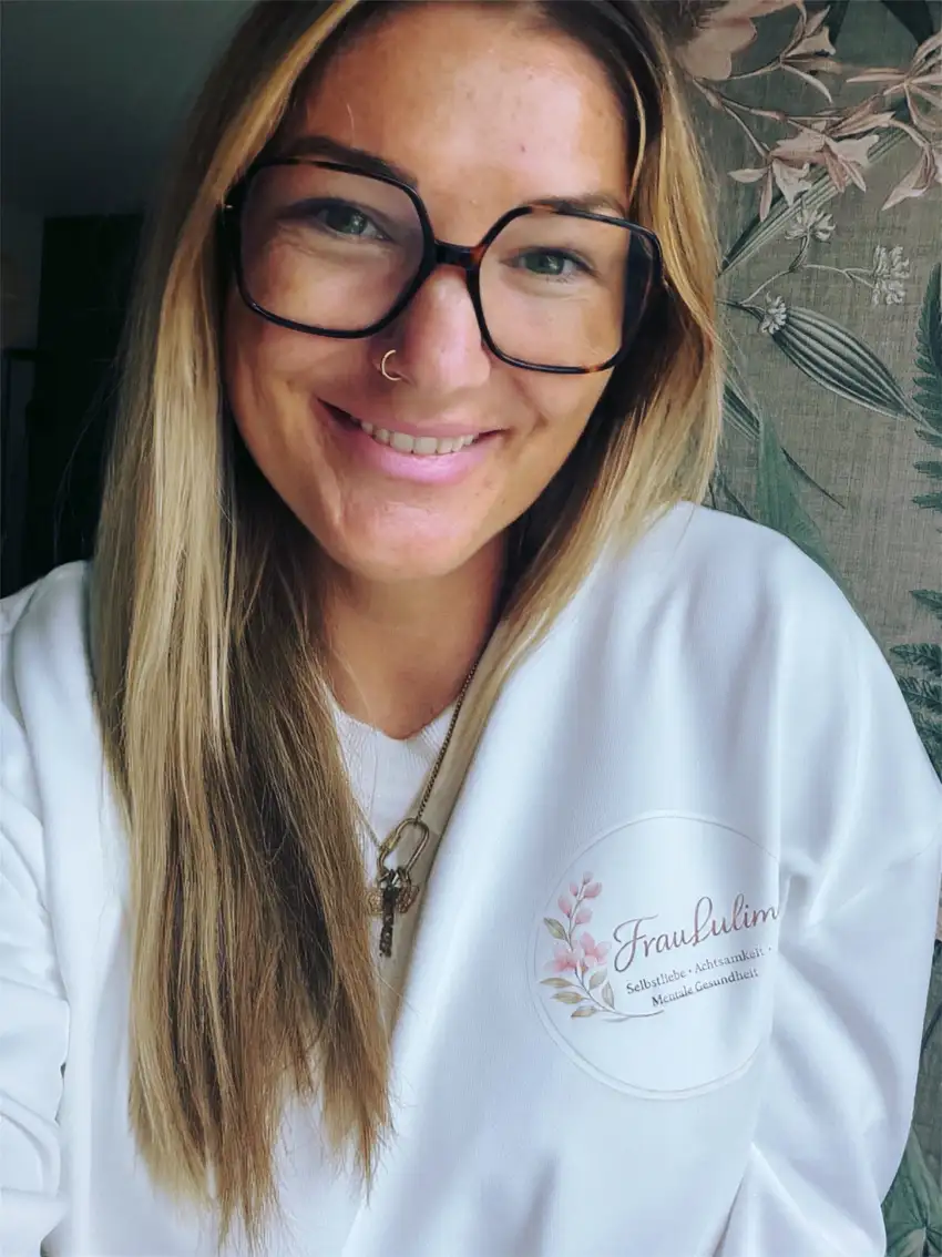 Kursleiterin Katrin Maczejewski hält Unterlagen während einer Veranstaltung.