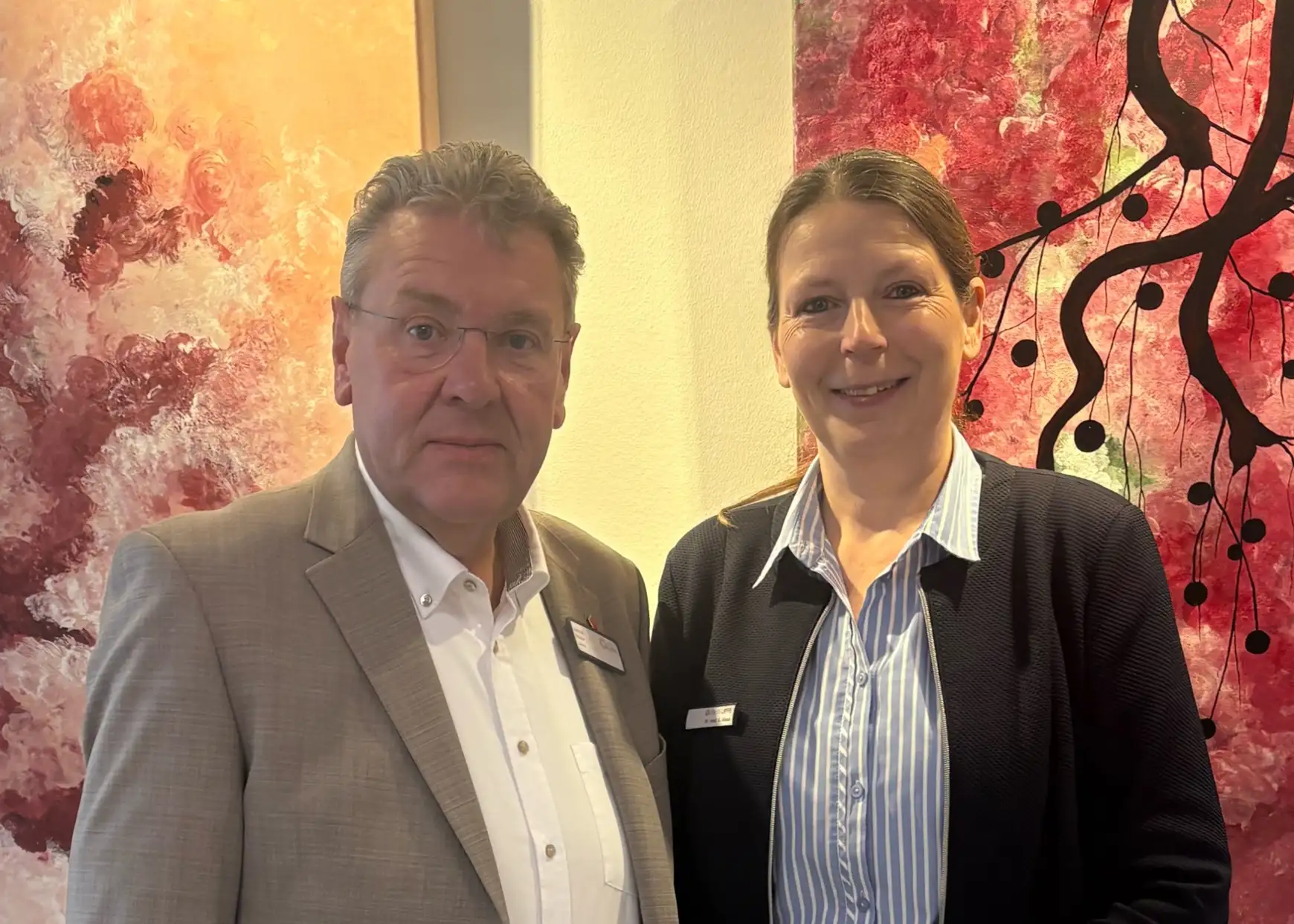 Porträtfoto einer Person vor neutralem Hintergrund.