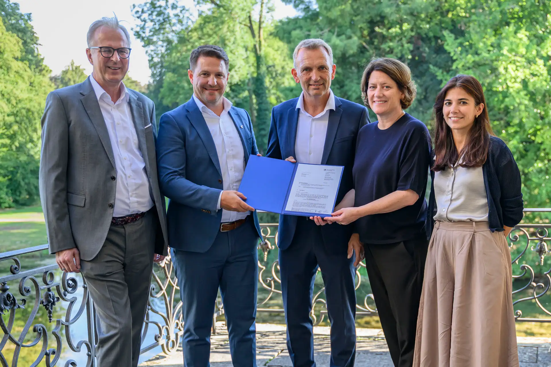 V.l.: Kreisdirektor Dirk Brügge, Sven Schumacher (Leiter der Stabsstelle Strukturwandel Rhein-Kreis Neuss), Jens Spanjer vom Vorstand der Stiftung Schloss Dyck, Landrätin Katharina Reinhold und Anisha Schröder (Projektmanagerin BlauGrünSchlossDyck)
