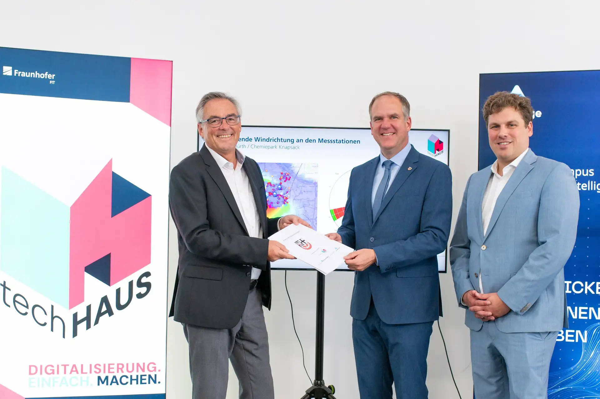 von links: Prof. Wolfgang Prinz (Fraunhofer FIT/techHaus), Bürgermeister Dirk Breuer, Dr. Alexander Opitz (Projektleiter AI Village).