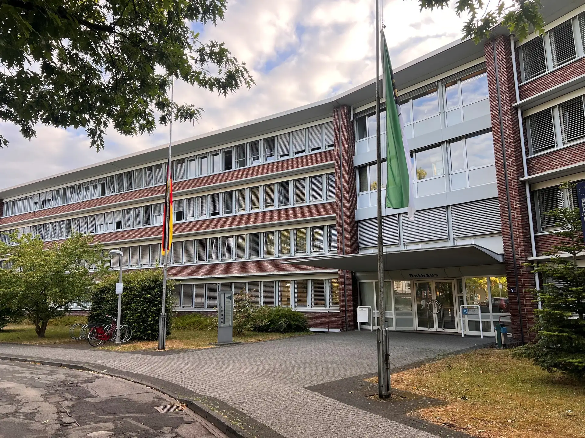 Vor dem Dorstener Rathaus wehen die Flaggen der Bundesrepublik Deutschland und der Stadt Dorsten als Zeichen der Trauer und Solidarität mit den Opfern des Terroranschlags in Berlin auf halbmast.