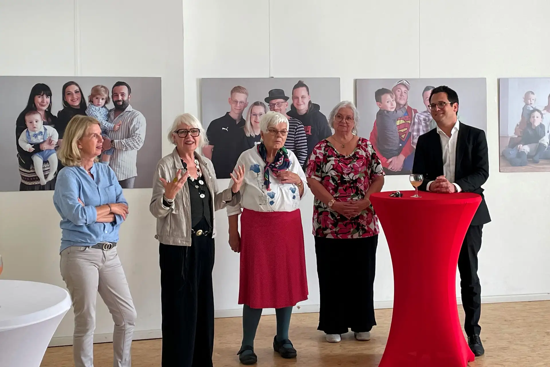 Fotoausstellung „Familie hat viele Gesichter – jedes Gesicht zählt“ kehrt ins FrauenKomm.Gleis1 zurück
