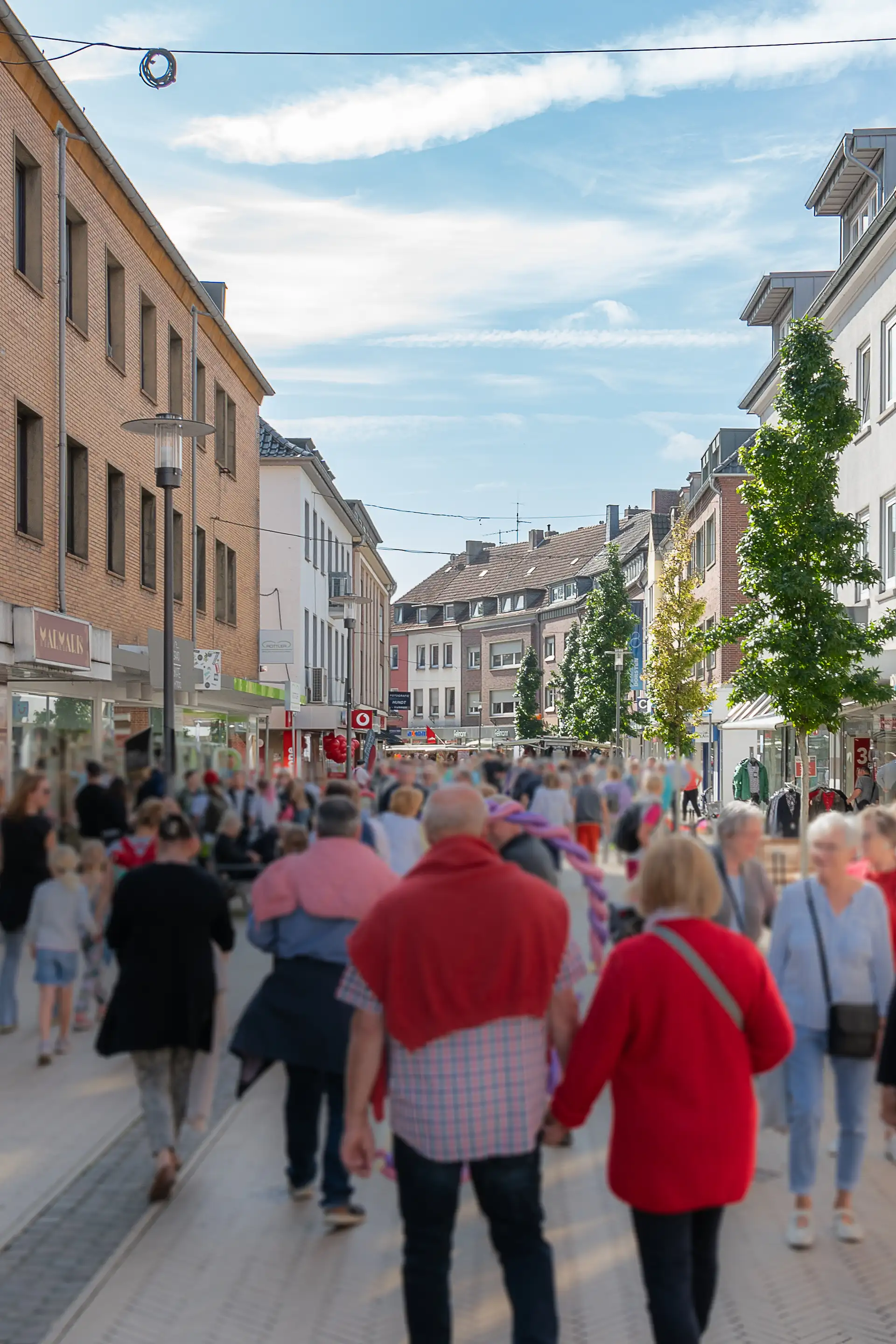 Menschen in der Fußgängerzone bei einem Stadtfest