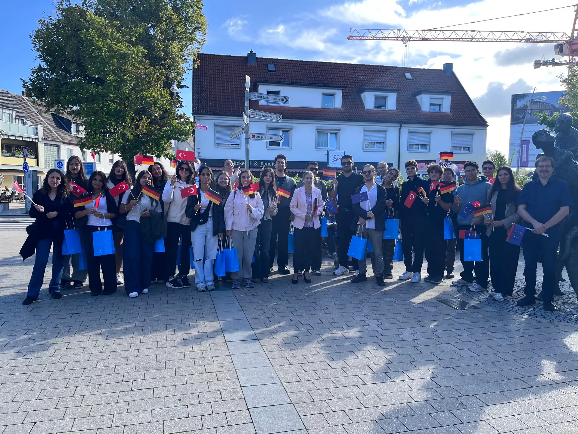 Sonja Wienecke hat 19 Musikerinnen und Musiker eines Jugendorchesters aus Ataşehir im Ratssaal in Empfang genommen.