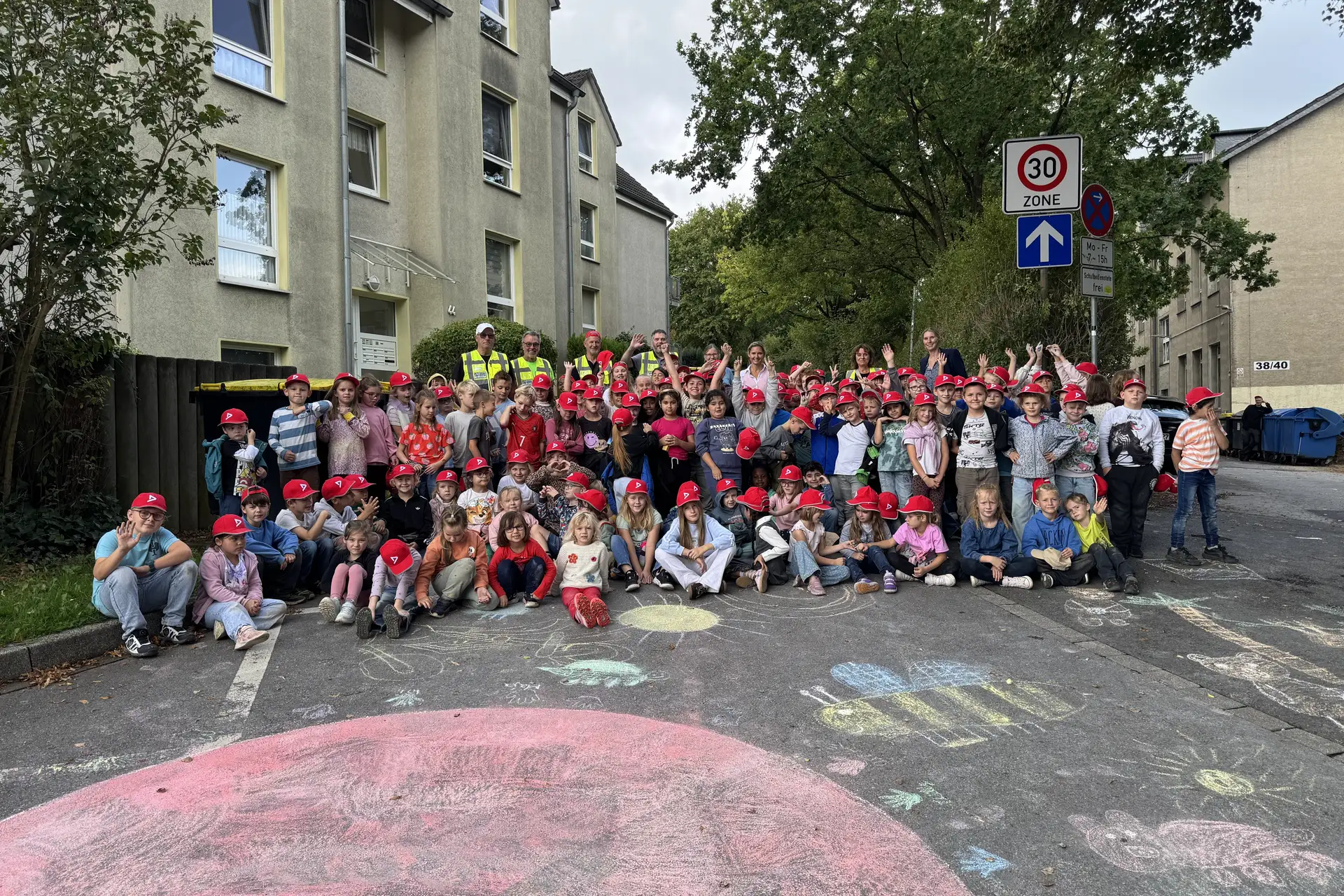 Gemeinsam gestalteten Schülerinnen und Schüler ihren Schulweg bunter. Clara Dietlmaier Kreis Mettmann Die Landrätin Büro der Landrätin Presse und Kommunikation Zimmer 1.513 Düsseldorfer Str. 26 40822 Mettmann Tel.: 02104/99-1071 Fax: 02104/73855