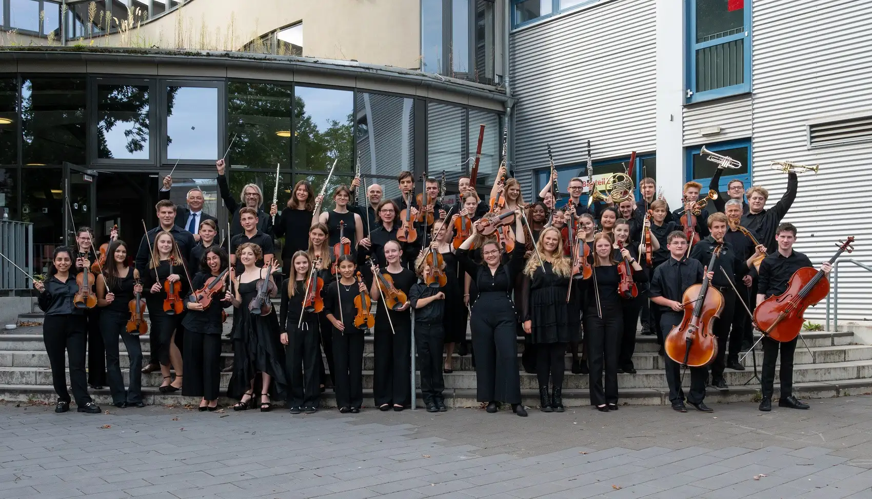 Das Orchester der Rhein-Erft-Philharmonie setzt sich aus Schülerin- nen und Schülern der öffentlichen Musikschulen Hürth, Frechen, Brühl und Erftstadt zusammen. © Jonas Reinsch