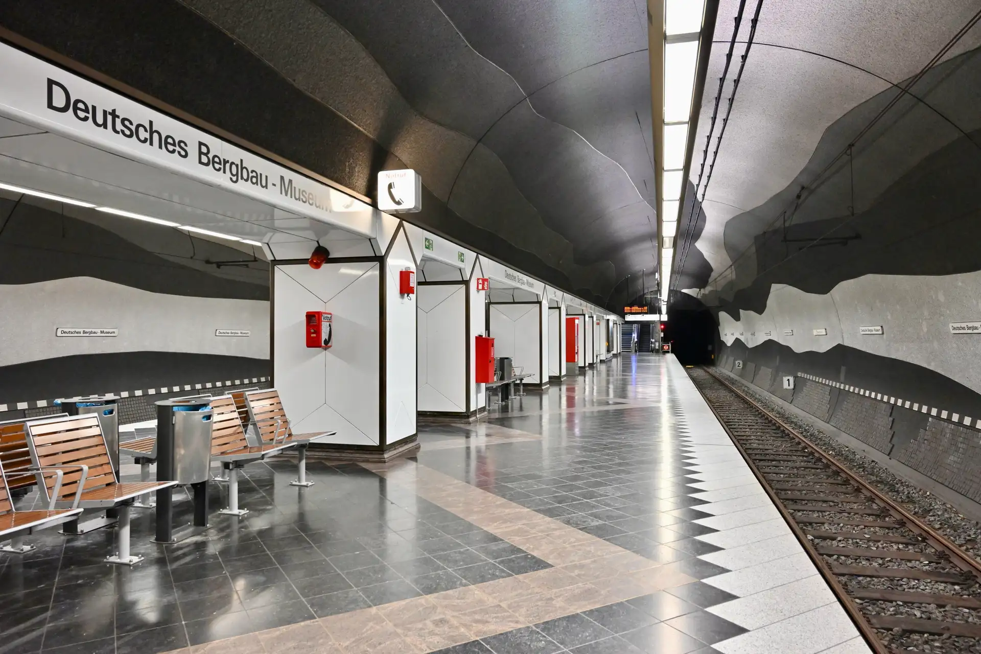 Tag des Denkmals und Anerkennung der U-Bahnstation Deutsches Bergbau-Museum in Bochum als Denkmal am 13.09.2026 mit Übergabe der Denkmalplakette durch Dagmar Stallmann von der Stadt Bochum an Bezirksbürgermeisterin Barbara Jessel.