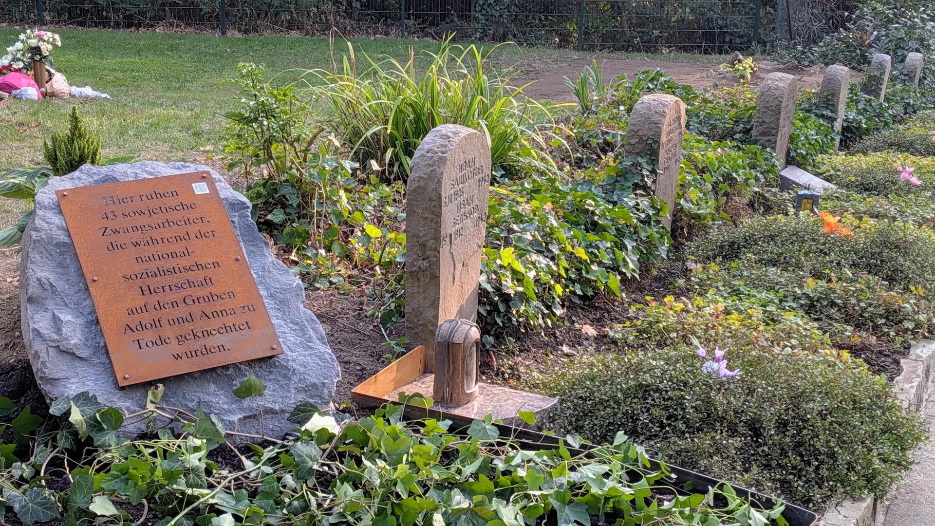 Neue Gedenktafel auf dem Friedhof Lange Hecke in Merkstein