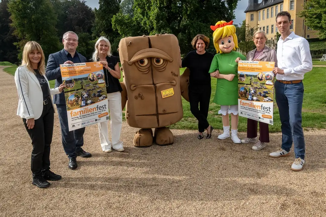 V.l.: Petra Fliegen (Leiterin des Familienbüros Rhein-Kreis Neuss), Jüchens Bürgermeister Philipp Sieben, Anja Spanjer von der Stiftung Schloss Dyck, Landrätin Katharina Reinhold, Annette Neth (stellvertretende Sprecherin der Sparkasse Neuss) und Dr.