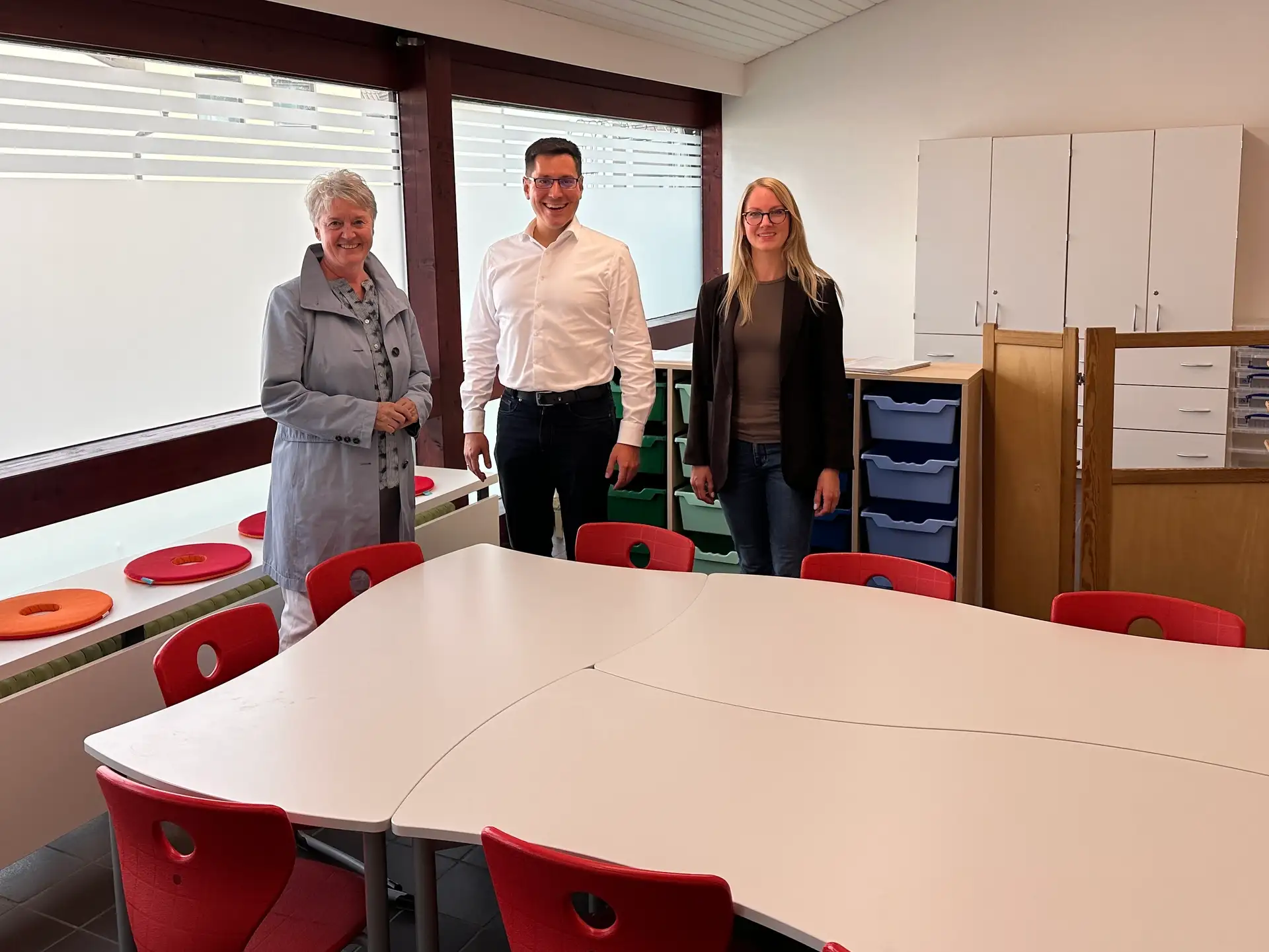 • v.l.n.r.: Josi Dedenbach (Fachbereichsleitung Bildung, Sport und Kultur), Bürgermeister Dr. Max Leitterstorf und Chantal Berzbach (Fachdienst Digitalisierung und Ausstattung).