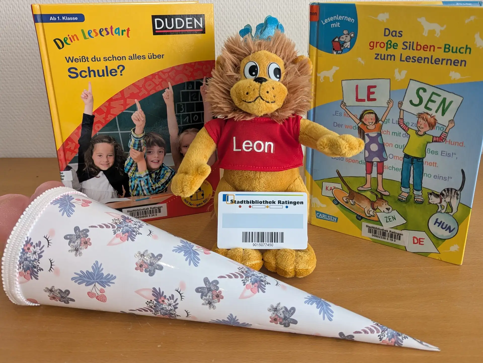 Stadt Ratingen Bildzeile: Leon, der Jubiläumslöwe, weiß, was gut für Kinder ist: der Leseausweis der Ratinger Stadtbibliothek.