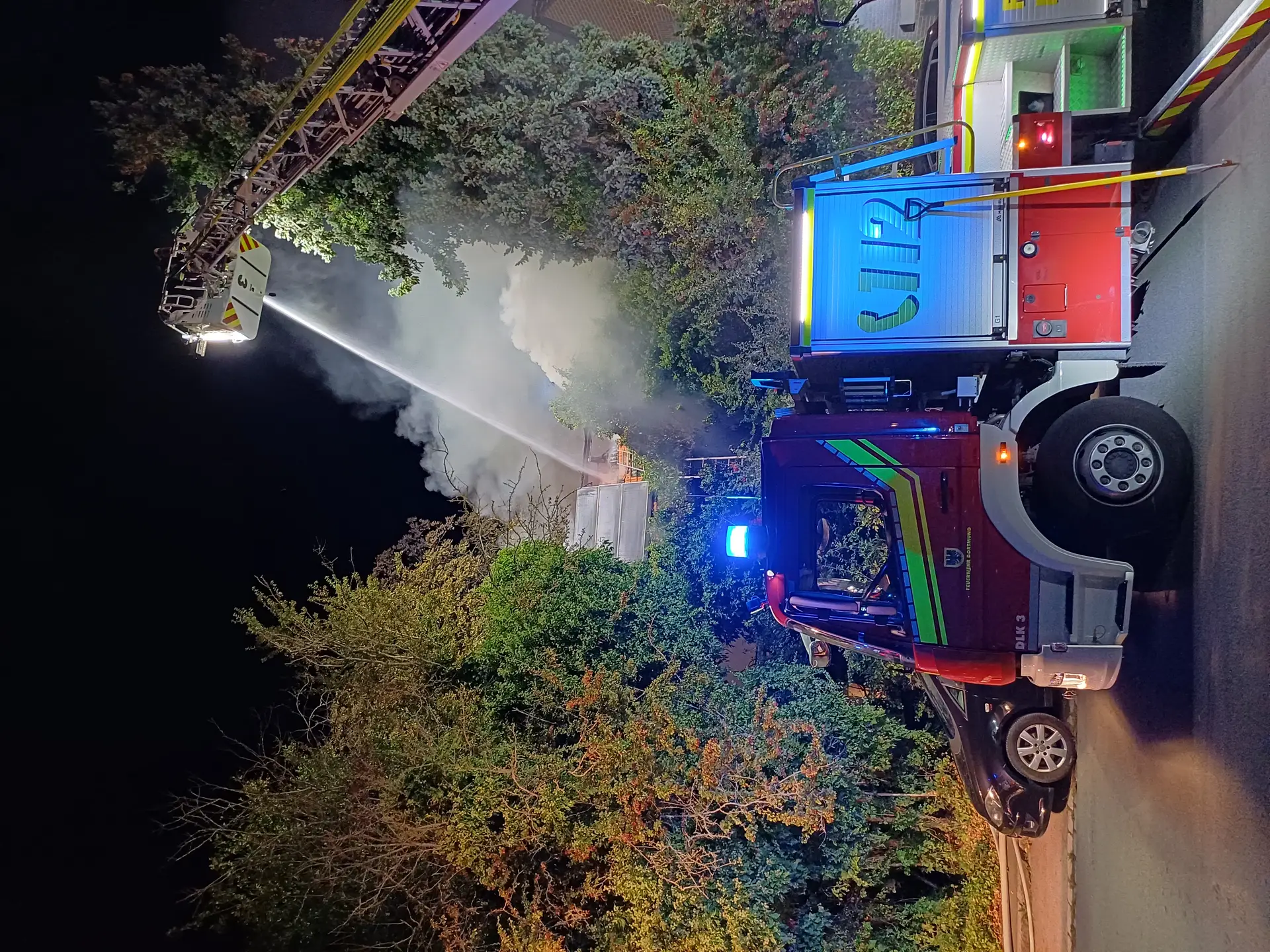 FW-DO: Dortmund - Wickede Gebäude im Vollbrand