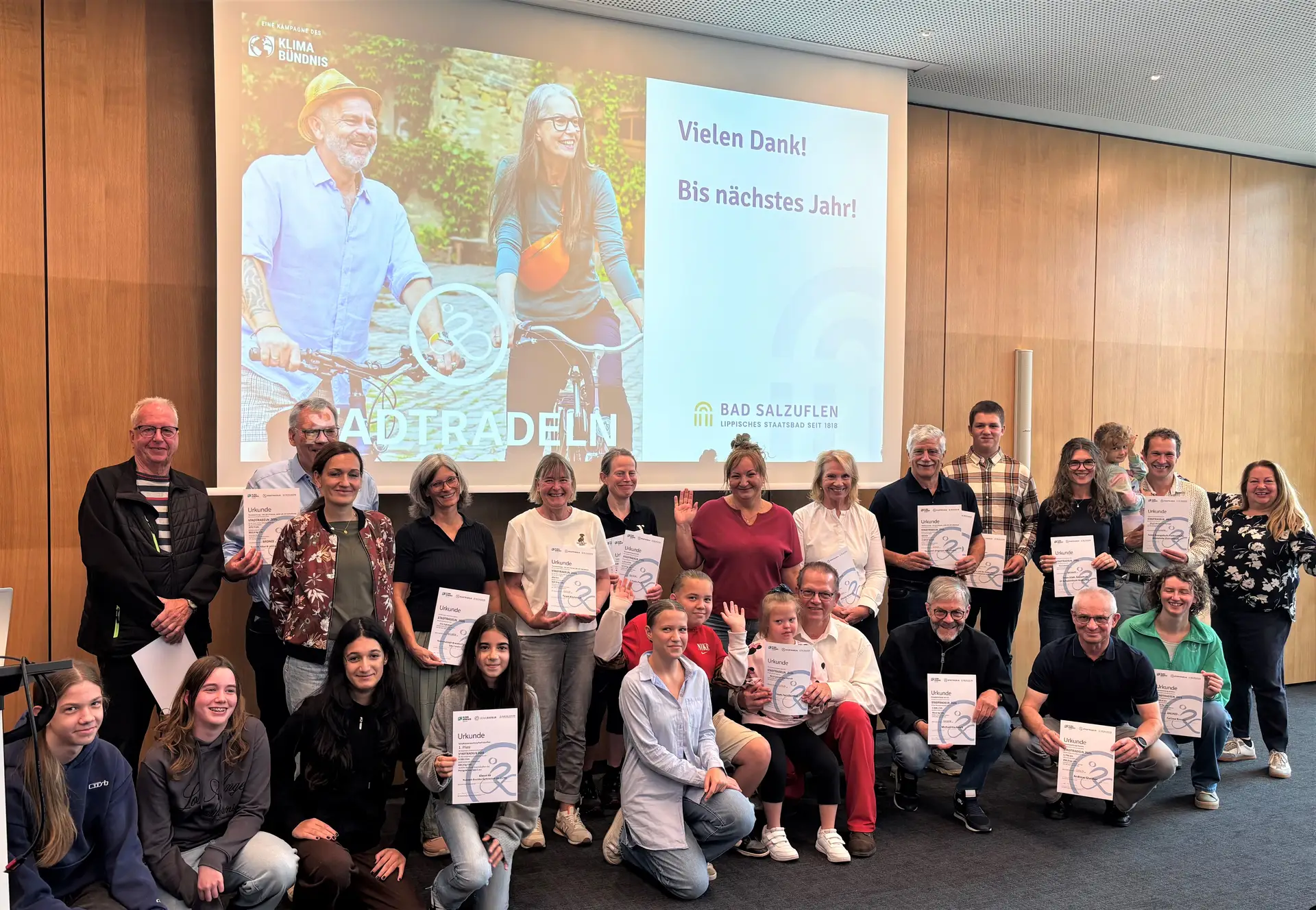Gruppenfoto bei der STADTRADELN-Siegerehrung: mehrere Personen stehen gemeinsam vor dem Kurhaus.
