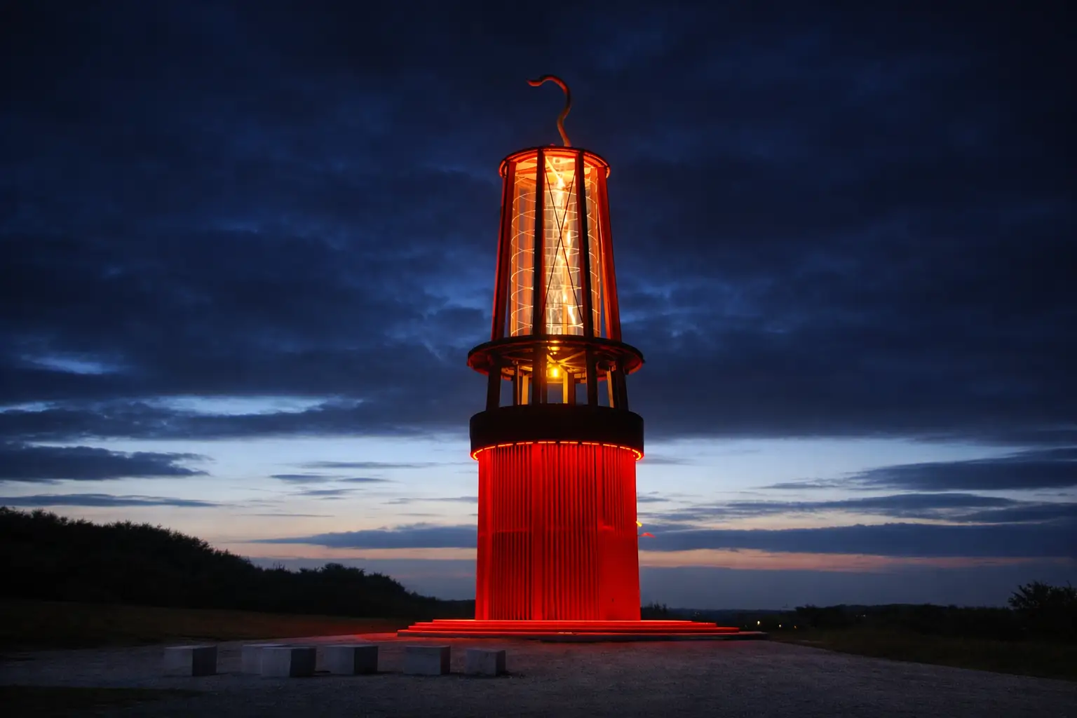 Großes Montankunstwerk „Geleucht“ in Form einer Grubenlampe auf einer Halde über Moers.