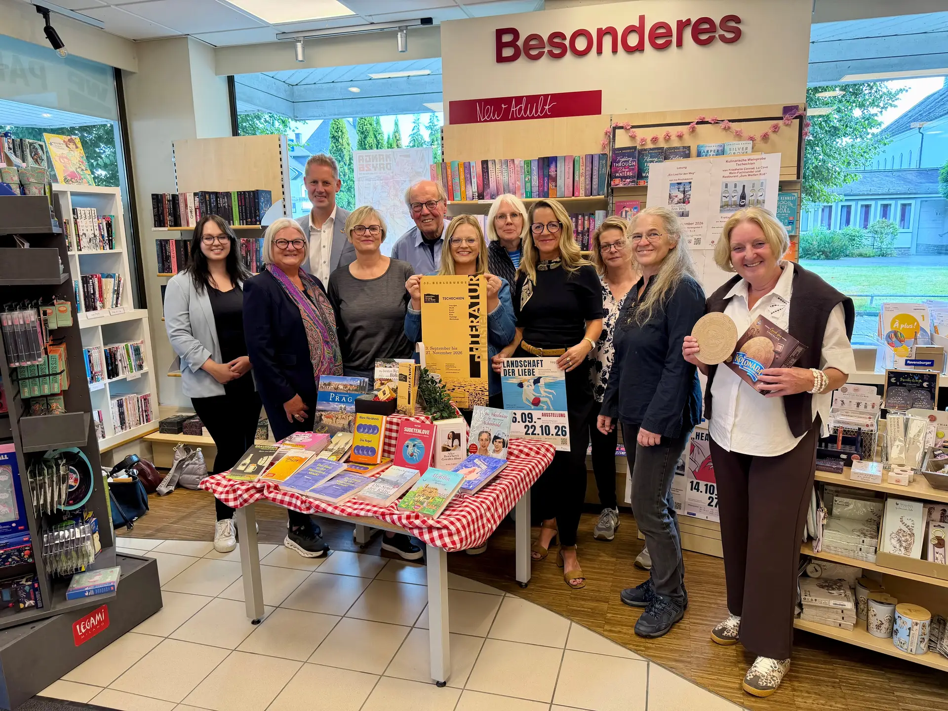 Foto PM Literaturpflaster: Das Team des Literaturpflasters freut sich gemeinsam mit Bürgermeister Volker Sonneborn auf die 33. Auflage mit Gastland Tschechien.