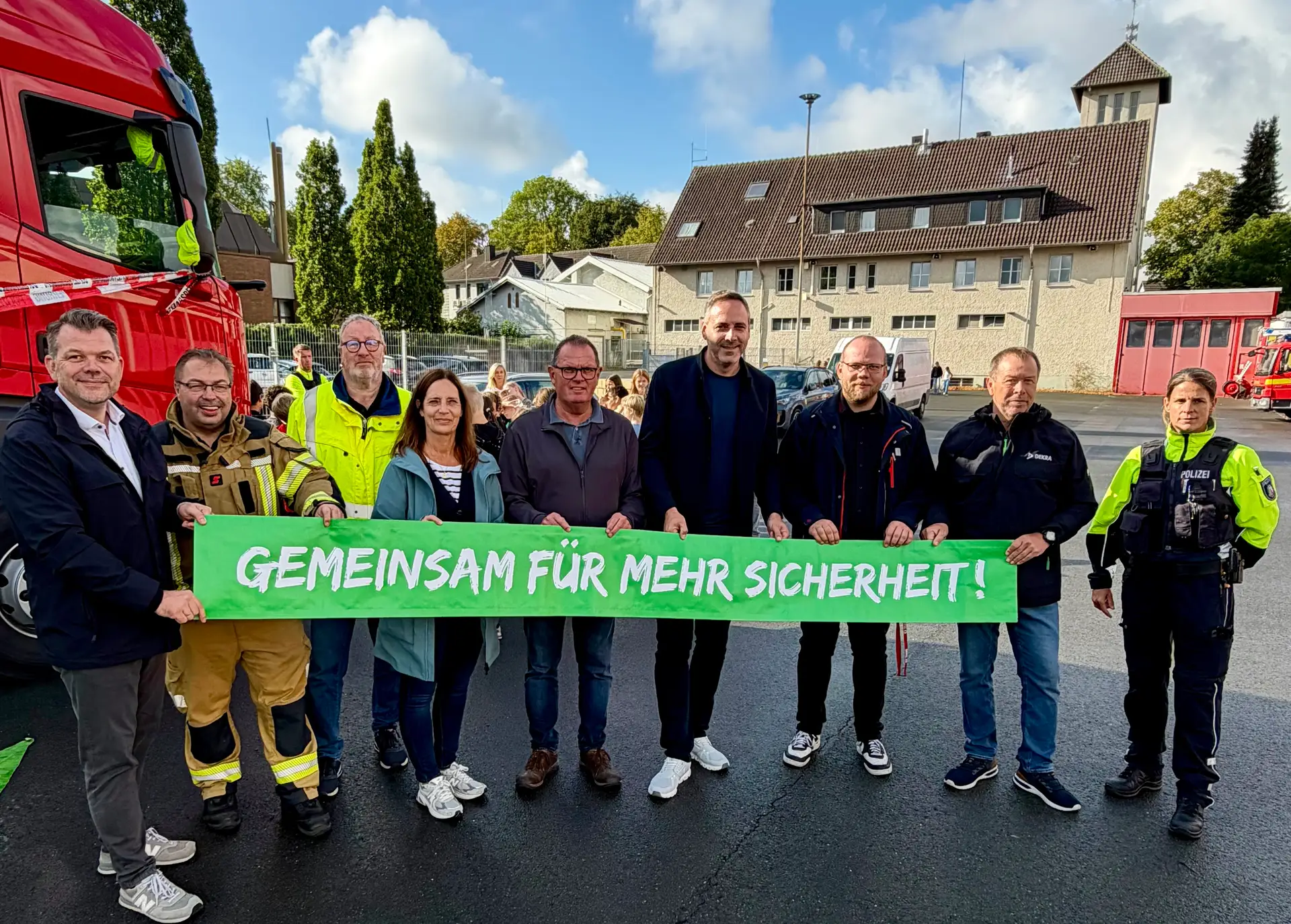 Abteilungsleiter Kai Strumann, Wehrleiter Karsten Korte, Martin Vollmer (Verkehrswacht), stellv. Abteilungsleiterin Annelie Debat, Ralf Dröppelmann, Bürgermeister Torben Höbrink, Sidney Schumacher (RLG), Bernd Heumann (DEKRA) und Yvonne Schomacher von der Kreispolizeibehörde Soest bilden eine starke Allianz für mehr Verkehrssicherheit.