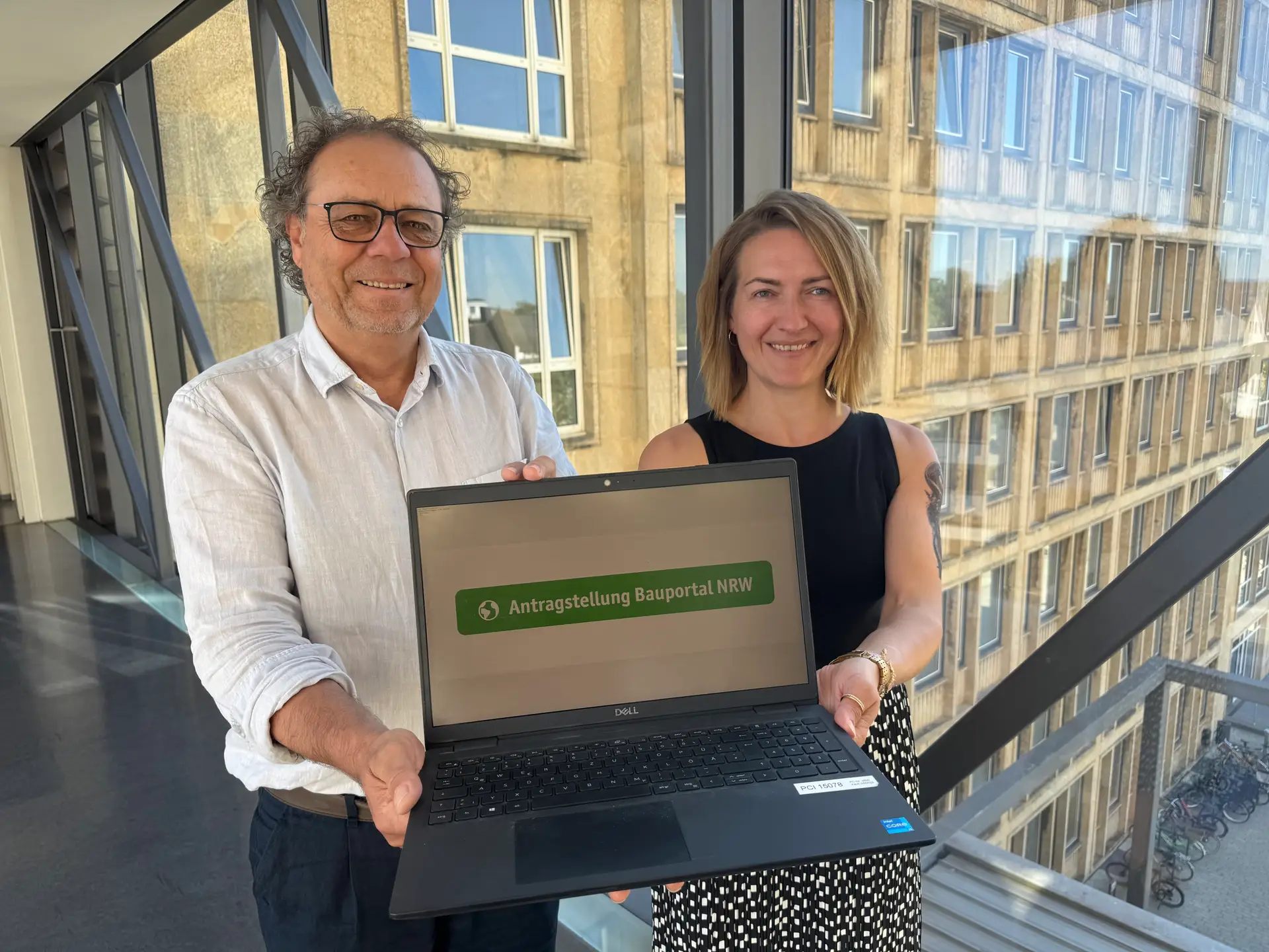 Papier ist Geschichte: (v.l.) Der Leiter des Fachbereichs Bauordnung Jürgen Brüggemeier und seine Stellvertreterin Olga Schumacher weisen darauf hin, dass Bauanträge ab 1. September nur noch digital über das Bauportal.NRW eingereicht werden können.