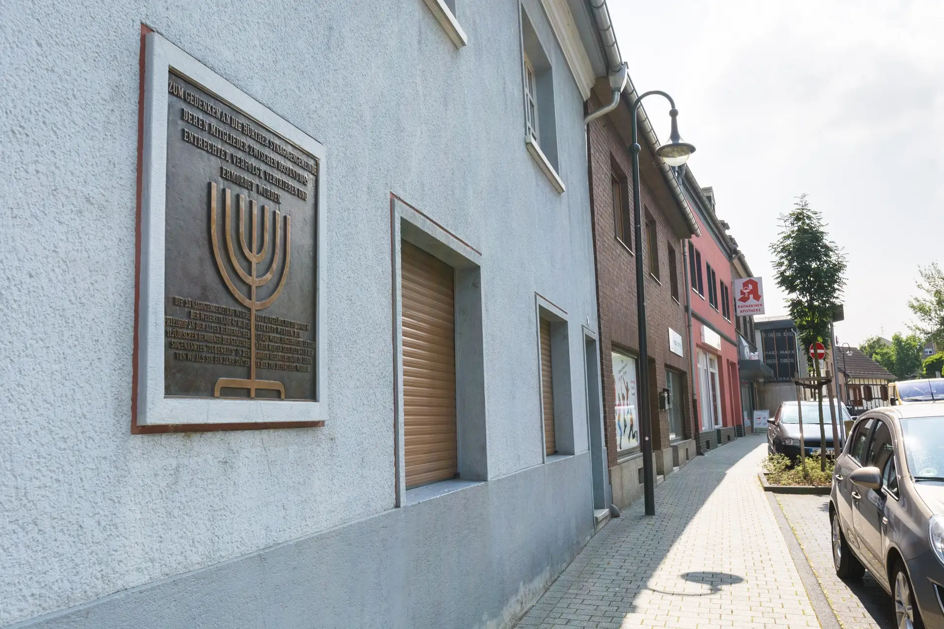 Gedenktafel am Platz An der alten Synagoge in Alt-Hürth. © Stadt Hürth PRESSEMITTEILUNG Postanschrift: 50351 Hürth Hausanschrift: Friedrich-Ebert-Straße 40 50354 Hürth Dienststelle: Presse- und Öffentlichkeitsarbeit Auskunft: Frau Conzen Zimmer: 306 Durchwahl: 0 22 33 / 53-215 E-Mail: hconzen@huerth.de Internet: