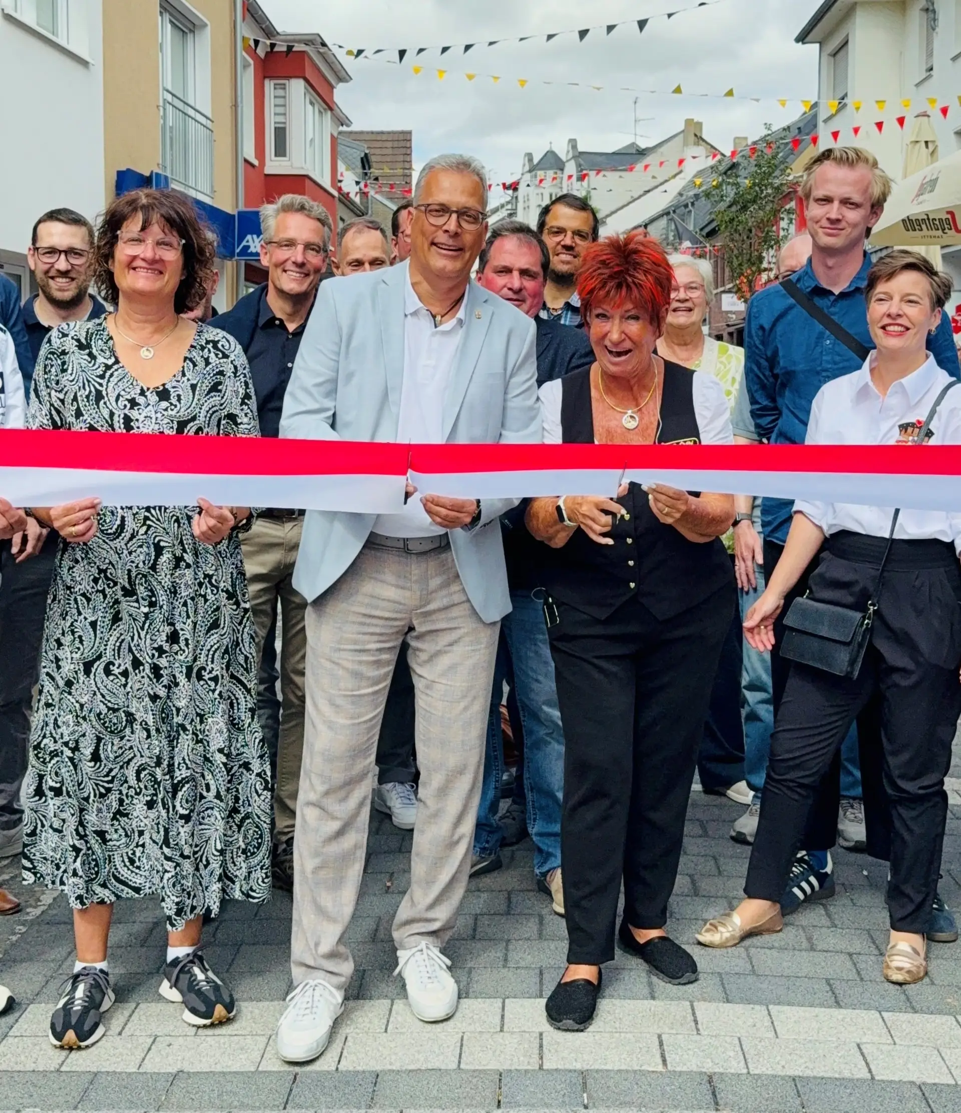 Im Beisein von Vertretern aus Politik, Verwaltung und den am Bau beteiligten Firmen gaben Bür- germeister Ulf Hürtgen und „Et fussisch Julche“ Marita Köllner die neu gestaltete Münsterstraße mit dem Durchschneiden des symbolischen Bandes nun auch offiziell frei.