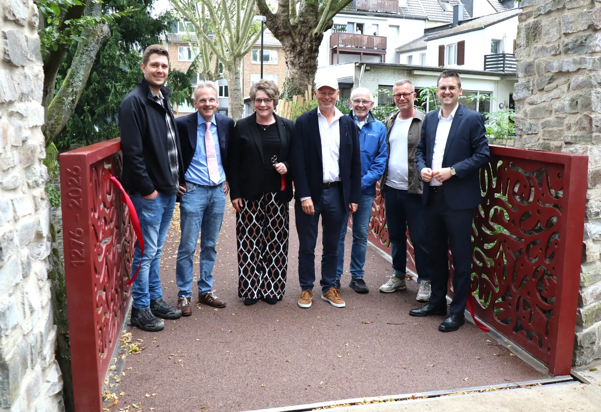 Gruppe von Personen bei der Einweihung/Fertigstellung der Jubiläumsbrücke in Ratingen (v.l.n.r.).