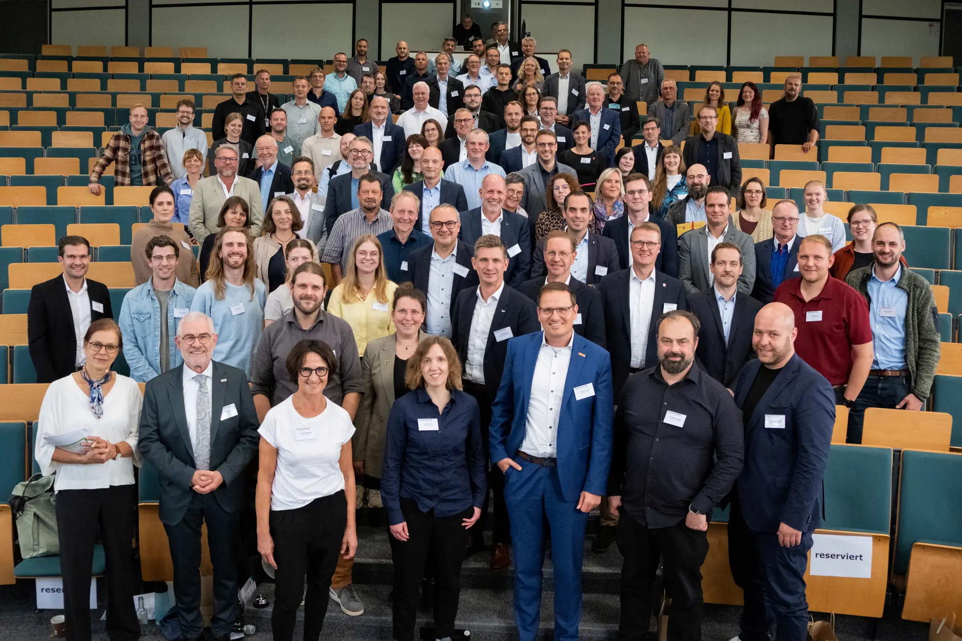 Gruppenfoto mit mehreren Personen vor Ort bei einer Veranstaltung.