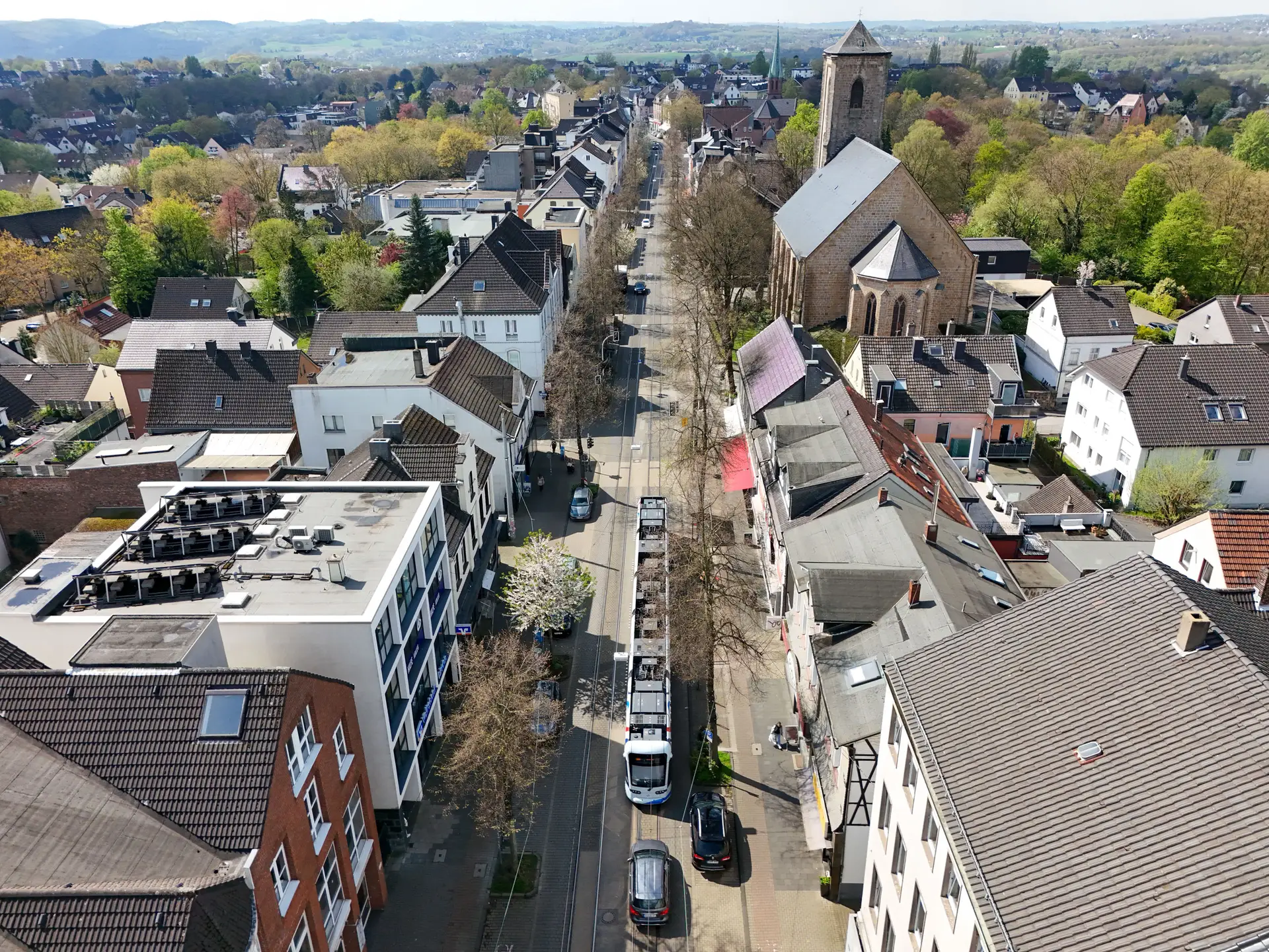 Das Luftbild vom 14.04.2026 zeigt ein Teilstück der Hattinger Sraße in Bochum-Linden, welches Bestandteil eines Verkehrsversuches wird.