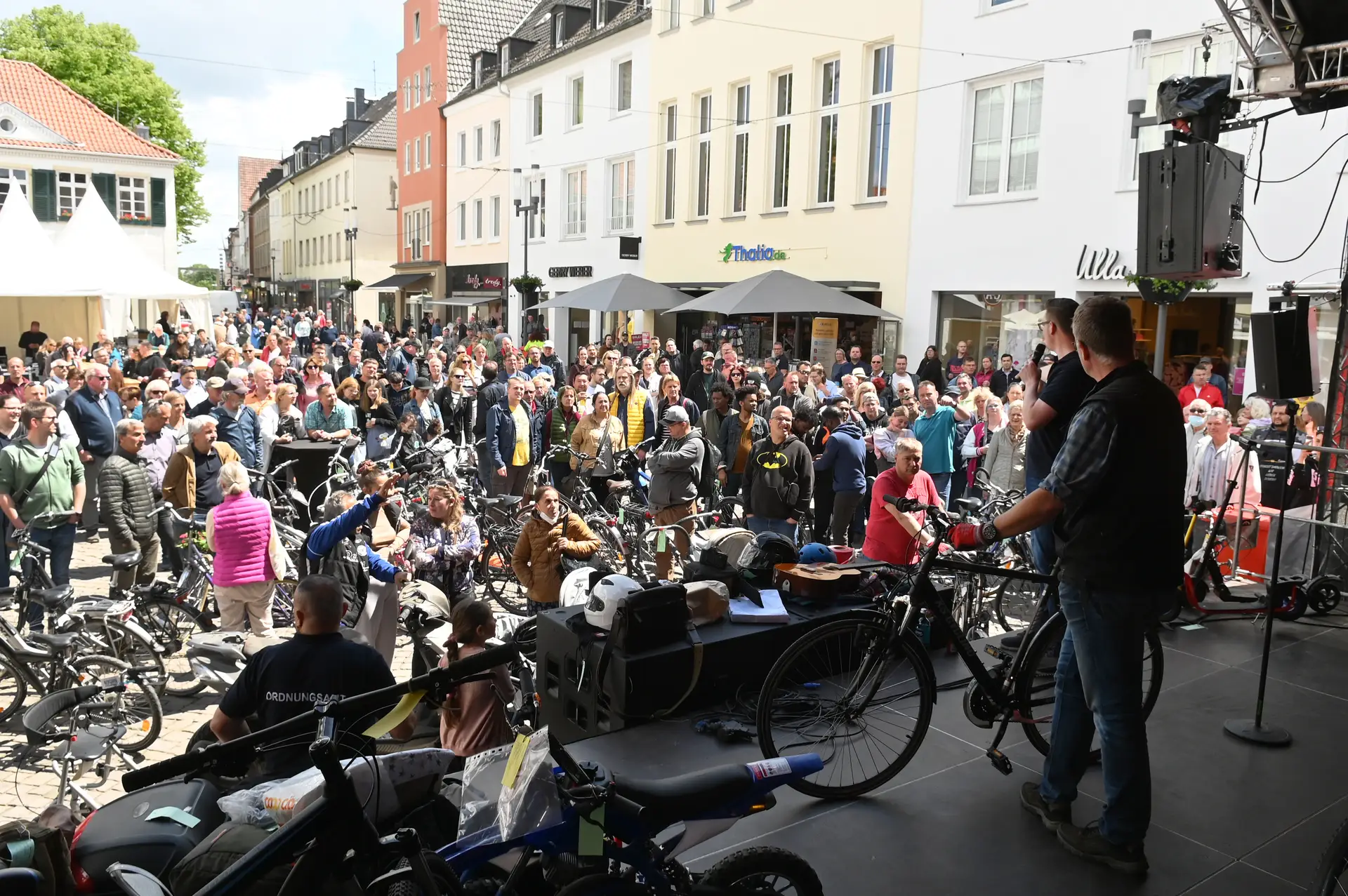 Eine Person ist auf einem Veranstaltungsgelände zu sehen, im Hintergrund befindet sich ein Event-Umfeld.