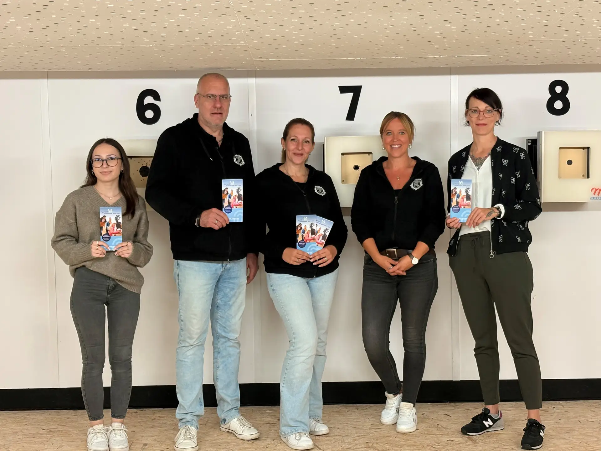 Familien beim Sportschießen an einer RedDot-Anlage mit Lasergewehr im Rahmen „Sporteln & Familienspaß“ 2026/2027.