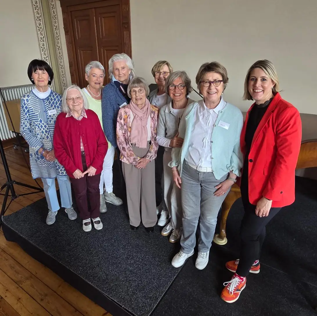 Seit der ersten Seniorenuni im Jahr 2010 mit dabei: (v.l.) Monika Abel, Maria Boeling, Renate Loebich, Marianne Schade, Anneliese Benning, Lore Wilkes, Karin Wystron und Martha Rehage mit VHS-Leiterin Désirée Solle.