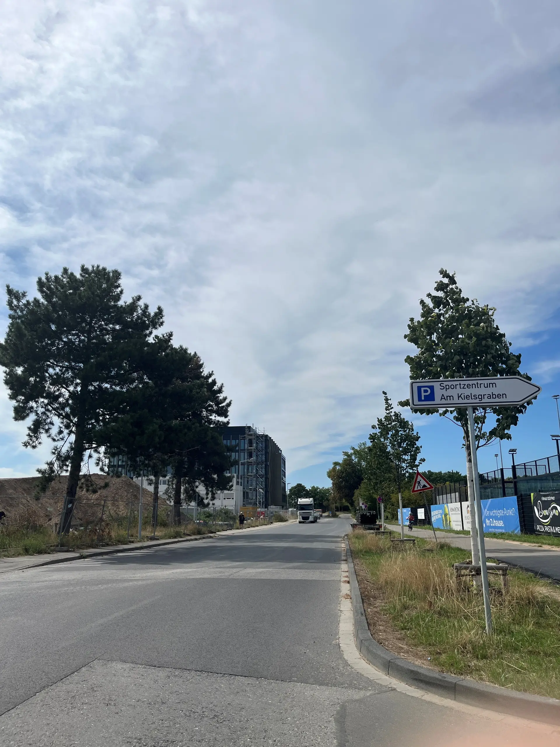 Die Stichstraße Am Kielsgraben in Höhe der Tennisplätze wird an den Kanal angeschlossen.