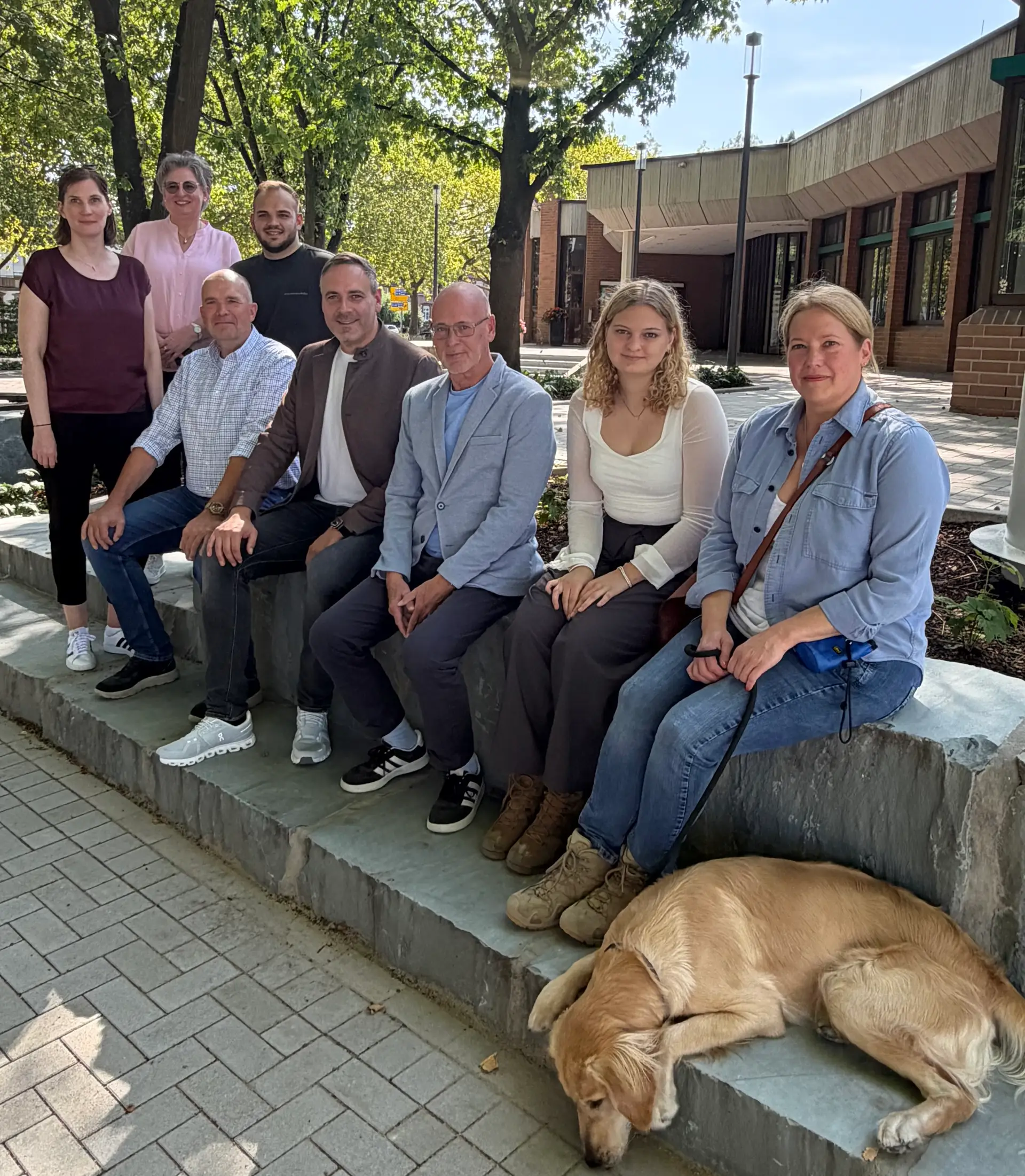 Freuen sich über das moderne und einladende Stadthallenumfeld: Fördermittelkoordinatorin Anja Stakemeier, Allgemeine Vertreterin Anja Kleine, KBW-Leiter Jürgen Staubach, Dennis Klester von der Baufirma Vogel, Bürgermeister Torben Höbrink, Stadthallen-Leiter Jörg Henne, Jolina Kirchner und Architektin Julia Schiewer vom Planungsbüro Freiraumkonzept