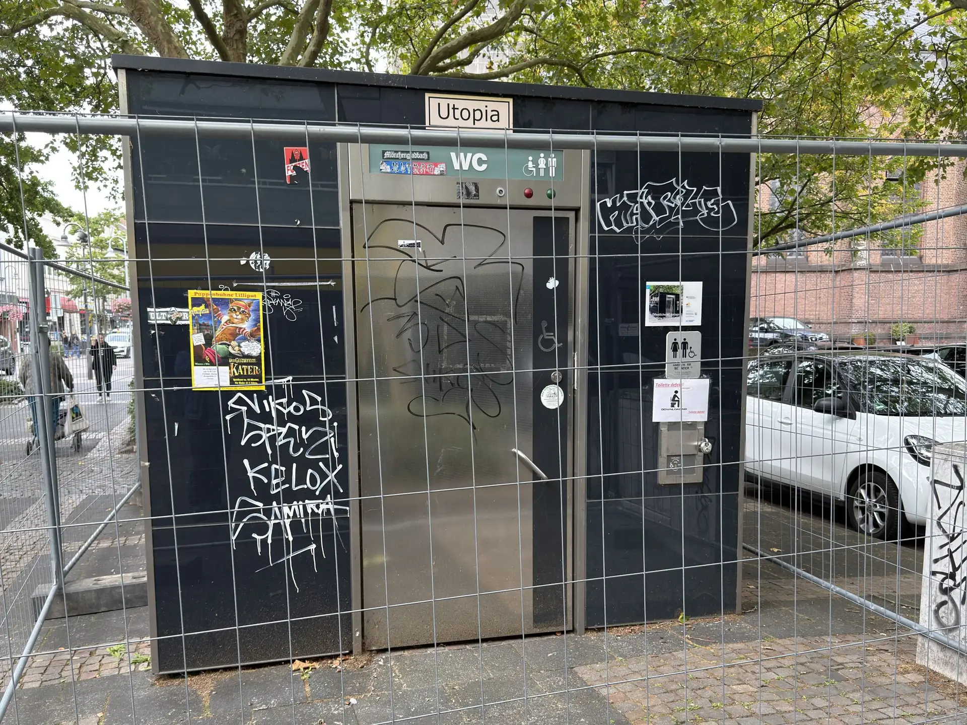 Abgesperrter Bereich vor einer öffentlichen Toilette an der Hauptstraße.