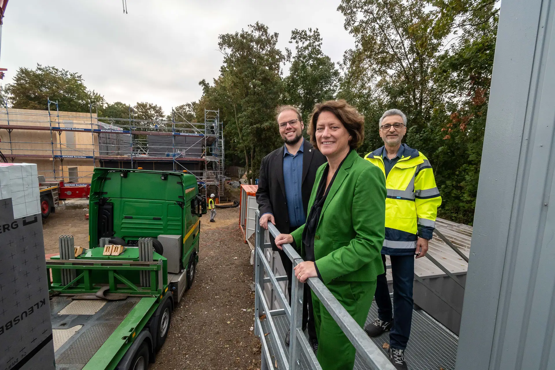 Landrätin Katharina Reinhold überzeugte sich zusammen mit Kreisdezernent Gregor Küpper (l.) und Madjid Azarmgin vom Amt für Hochbau und Gebäudewirtschaft vom Fortschritt der Bauarbeiten an der Mosaikschule, wo in dieser Woche Module für den Erweiterungsbau angeliefert wurden.