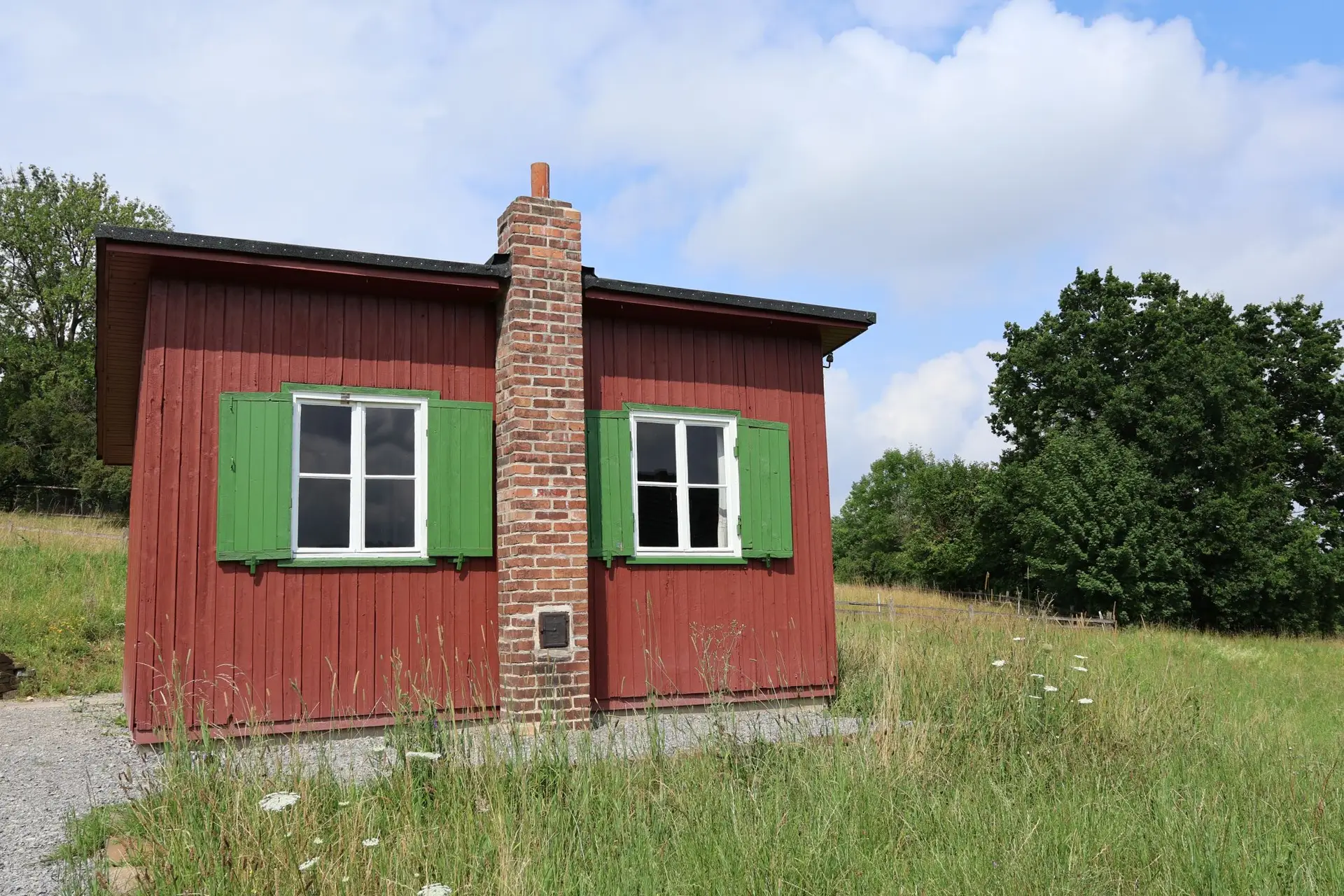 Foto PM Muster: Das Behelfsheim im LWL-Museum Hellerlecht an seinem jetzigen Standort im Siegerländer Weiler.