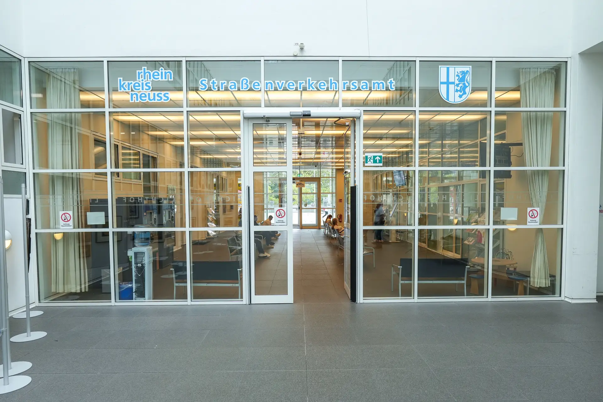 Straßenverkehrsamt Neuss, Oberstraße 91 Innenstadt, Neuss, Deutschland, Mitarbeiterinnen, Mitarbeiter, Service, Plakette, Handy, Terminal