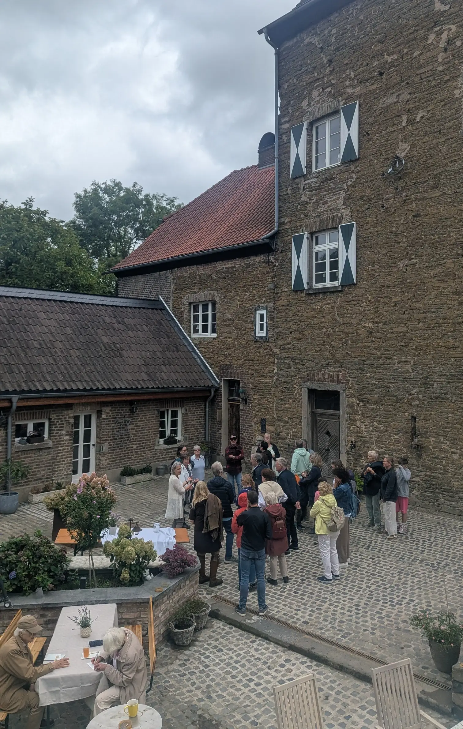 rg Gräfgenstein oberhalb des Angertals in Eggerscheidt mit historisch interessierten Besuchern