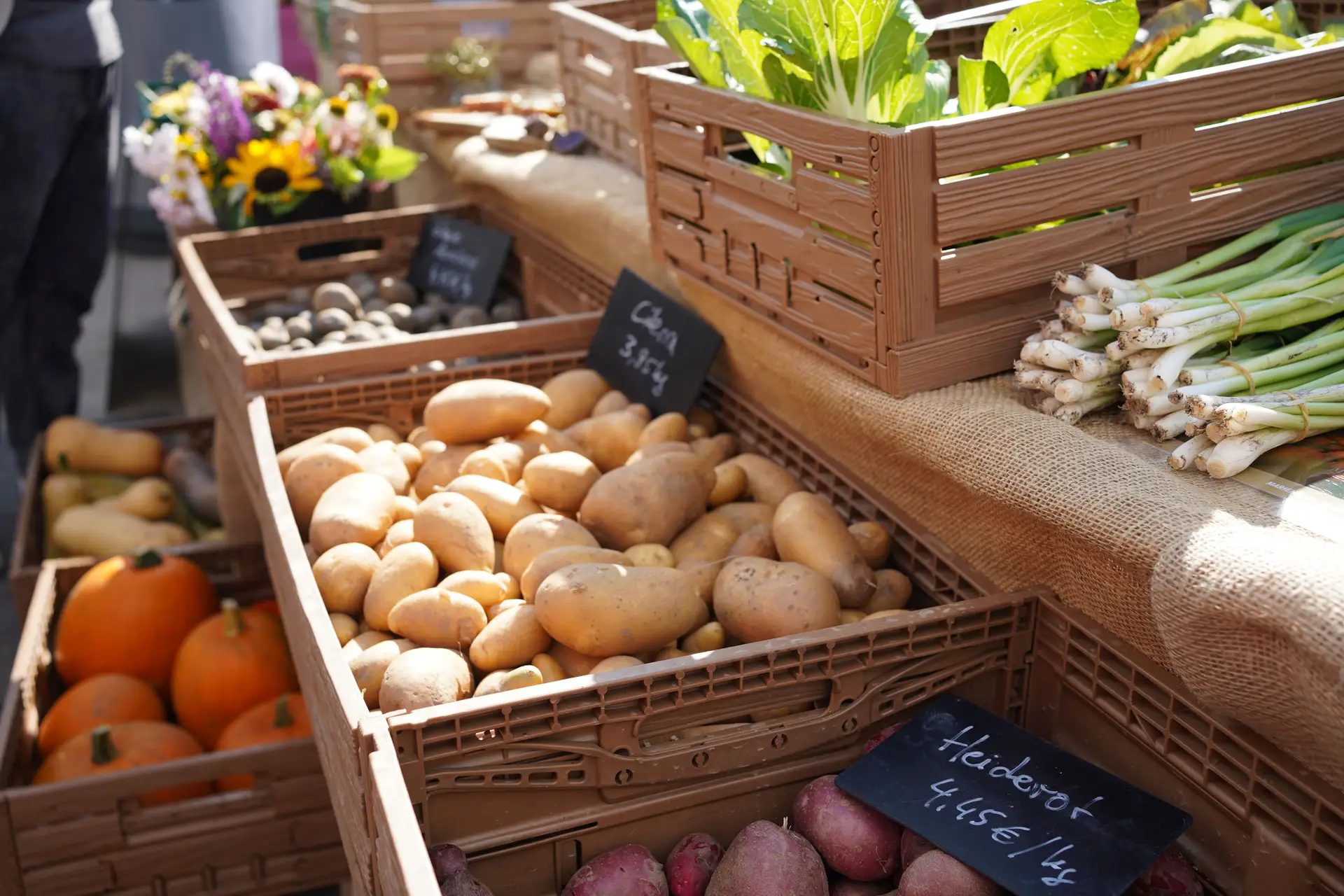 ntes Obst und Gemüse können Besucherinnen und Besucher beim Bauernmarkt direkt vom Erzeuger kaufen.