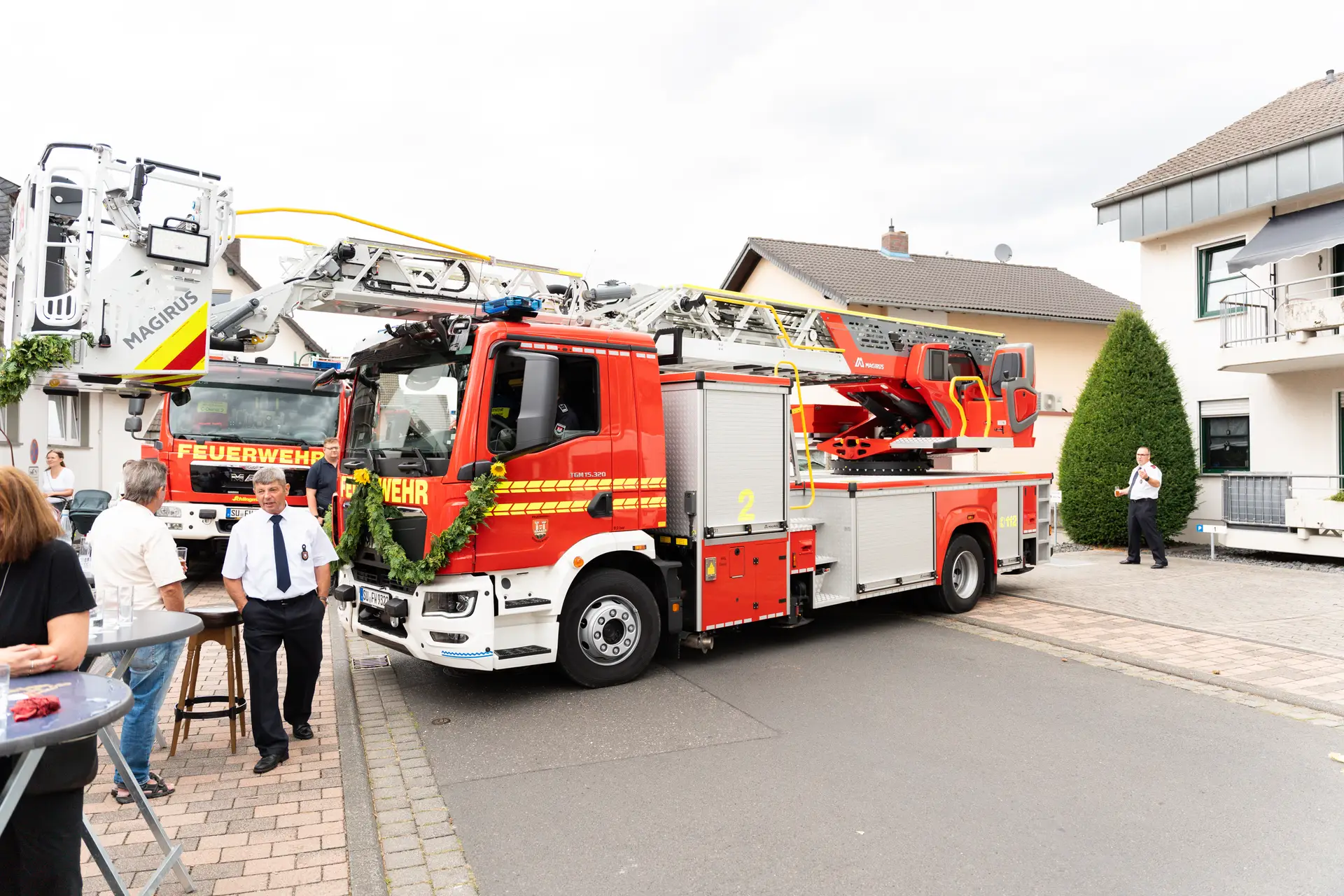 Feuerwehr Niederkassel segnet neue Drehleiter für Rheidt ein