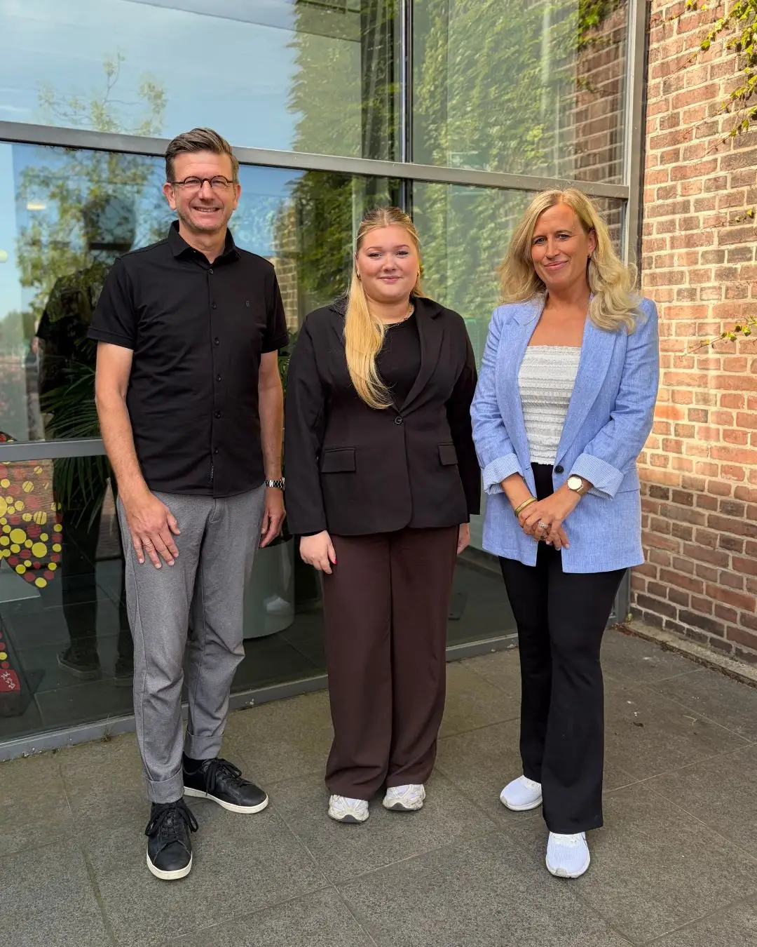 Bürgermeister Martin Kepser, Auszubildende Angelina Janhofer und Ausbildungsbeauftragte Ramona Gerritzen. (